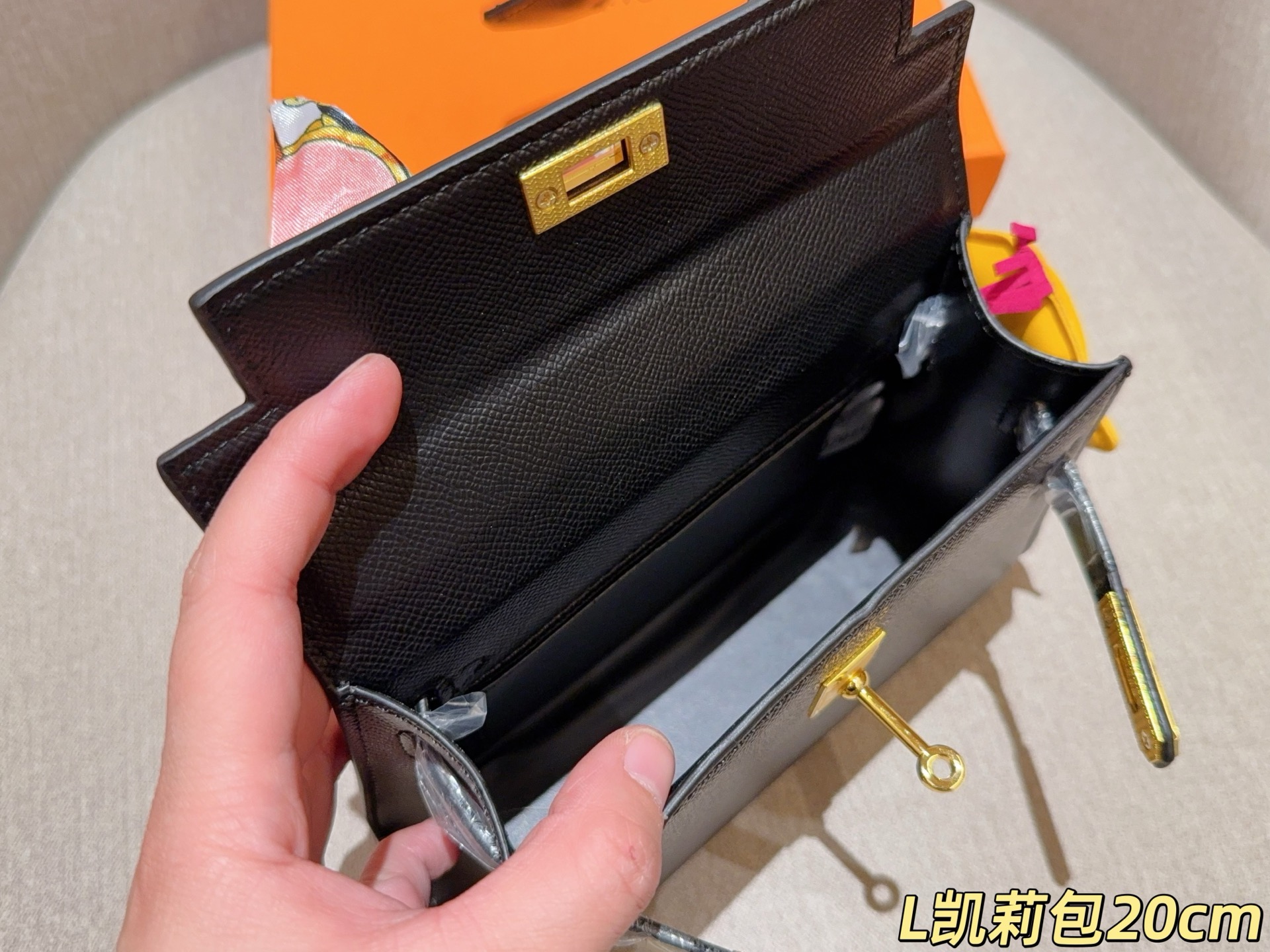💰125 配送丝巾➕小马挂件 ⚠️配送颜色随机不支持挑选 爱马仕Hermes Kelly凯丽凯莉包 尺寸20cm 礼盒包装🎁