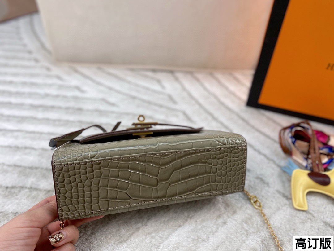 p200 全套包装🎁（高订版） Hermes爱马仕一代石头纹mini kelly 扑面而来的贵气 富家千金即视感 亮面的光泽感真的非常吸睛啊，搭配金扣显的更富贵了 气场全开!尺寸：21*14(配小马 丝巾)