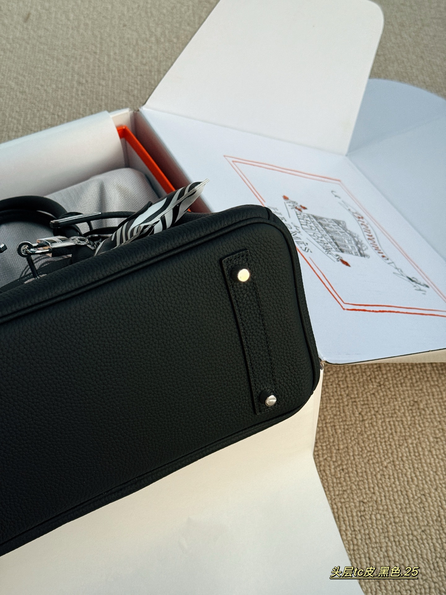 💰245 配全套包装 size：25cm 背铂金包的季节来啦 Bk25 原版品质 ✔️ 爱马仕|Birkin 25 tc牛皮 真的太可了，可咸可甜 超难买的绝美birkin！ 赠送小马 丝巾 小锁头哦！