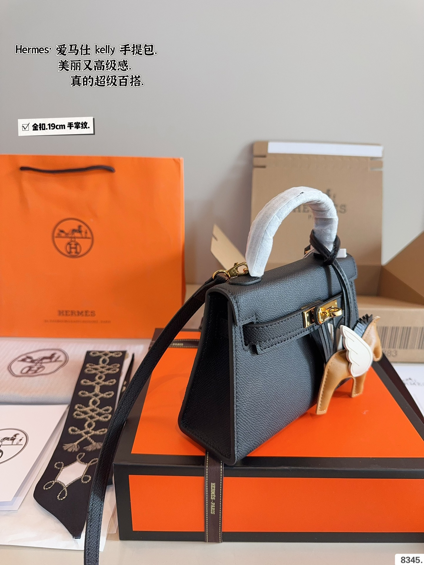 p175配礼盒🎁. 爱马仕 凯莉 kelly 二代 真的太香了 属于日常休闲跟 女人味都可以驾驭的那种 自己搭配了肩带 平时带 娃也可以解放双手 跟朋友下午茶手提更有feel哦 除了随身携带的化妆品 还有再放一个手机尺寸：19*6*12cm