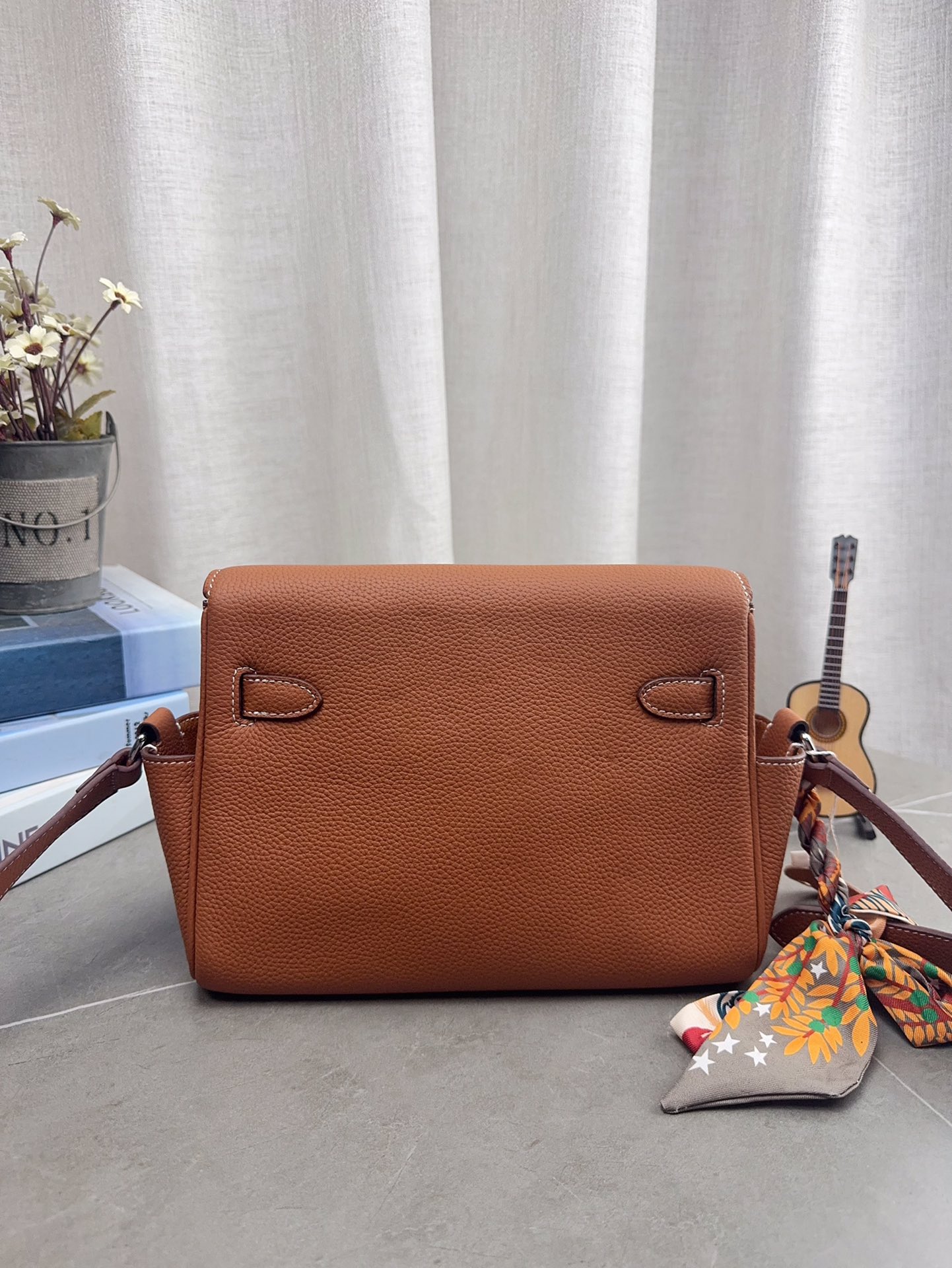 配折叠礼盒 H家 爱马仕 kelly 邮差包 男女同款尺寸刚刚好！ 真的太太太太好看 ⚠️牛皮 包包特别又质感！ 尺寸24*18cm p225