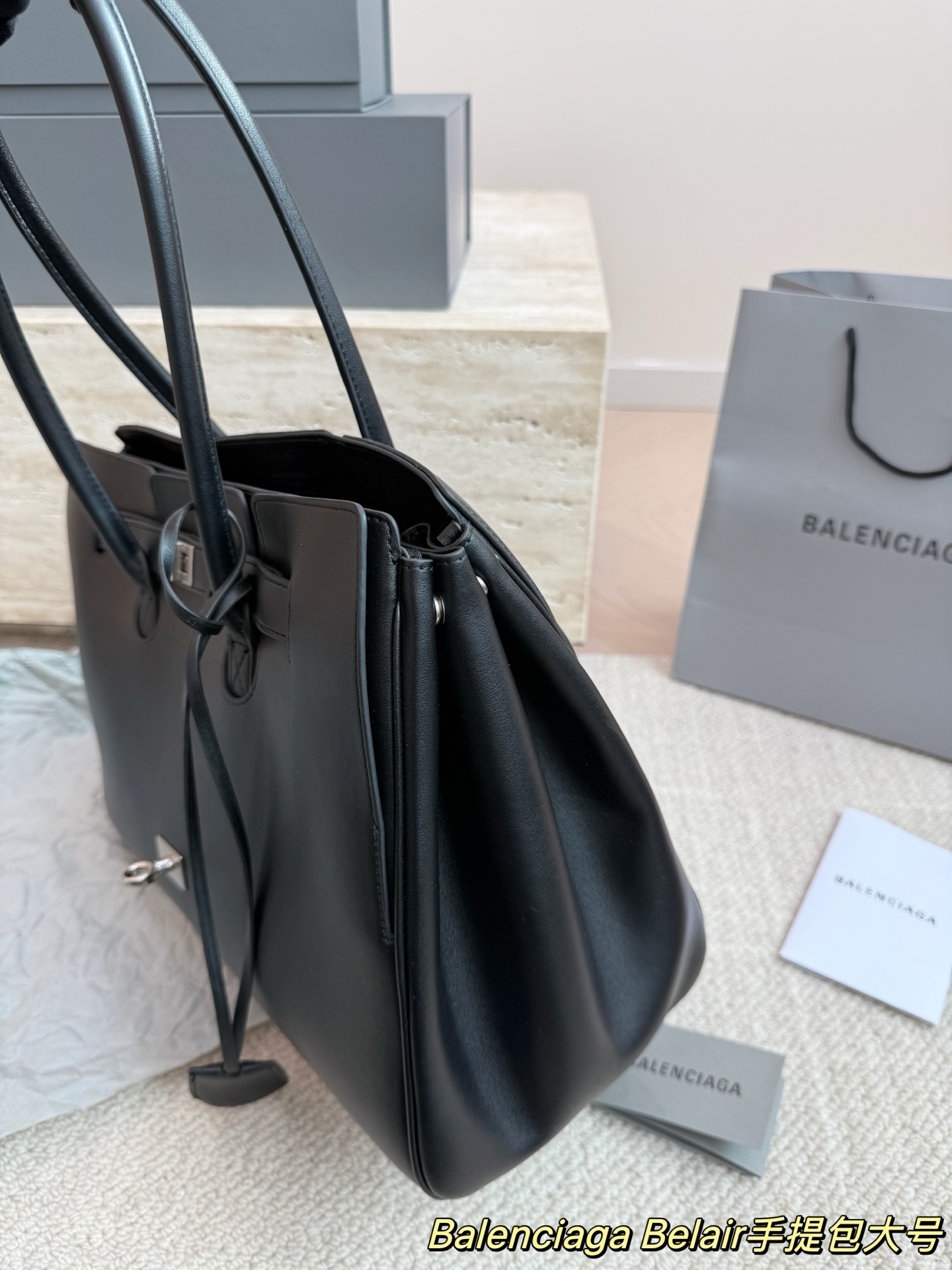 P300大号 卡戴珊look|巴黎世家 甲甲卡戴珊(Kim Kardashian)套装巴黎世家家的 (铂金包Balenciaga belair)黑色机车过膝靴穿出了卡戴珊的霸气. 。。今年巴黎世家的包把爱马仕玩的淋漓尽先是kelly redeo，又是birkin的belair。光价格没比爱 马仕便宜哦，真是又爱又恨的。尺寸 36.28