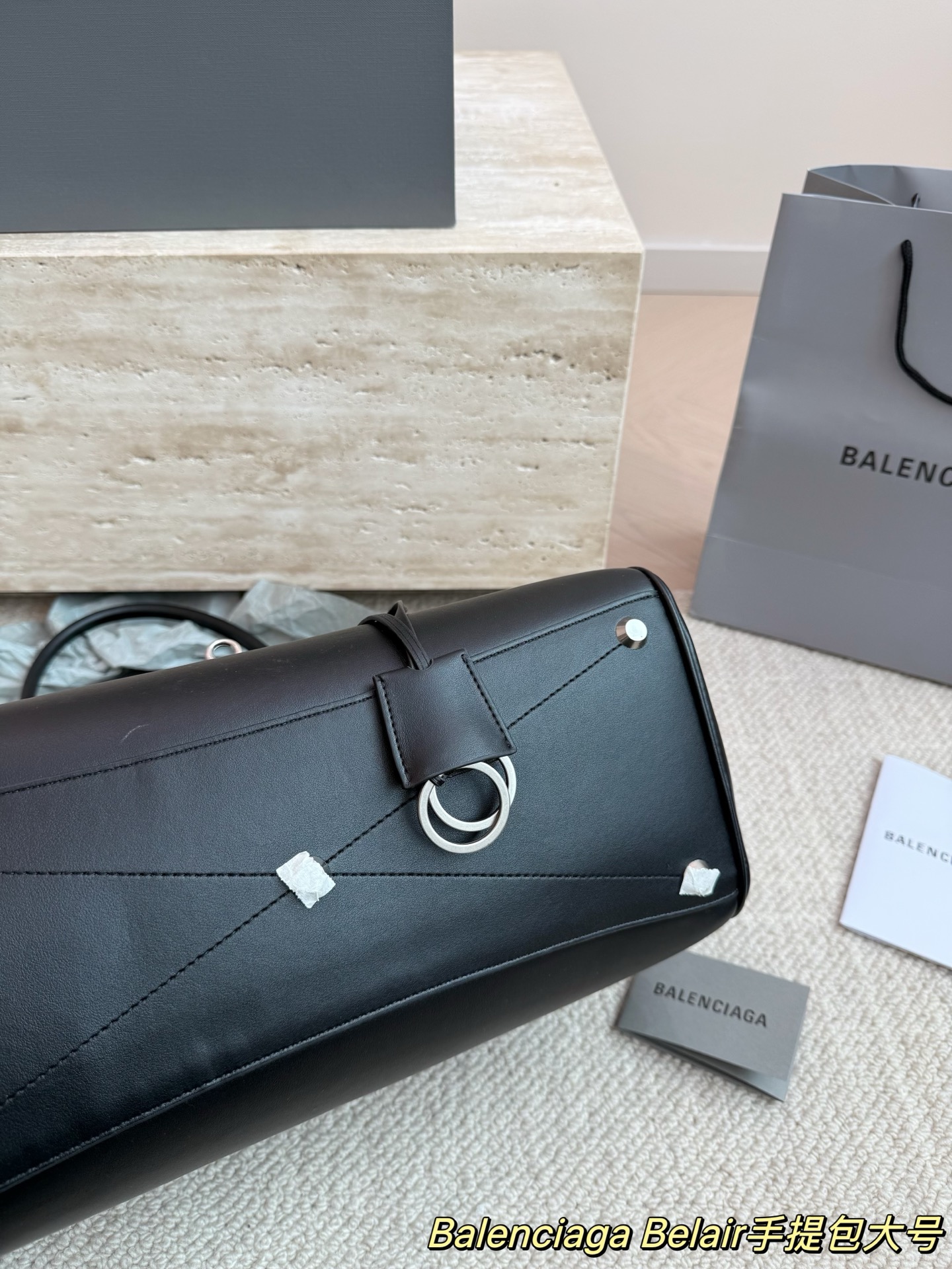 P300大号 卡戴珊look|巴黎世家 甲甲卡戴珊(Kim Kardashian)套装巴黎世家家的 (铂金包Balenciaga belair)黑色机车过膝靴穿出了卡戴珊的霸气. 。。今年巴黎世家的包把爱马仕玩的淋漓尽先是kelly redeo，又是birkin的belair。光价格没比爱 马仕便宜哦，真是又爱又恨的。尺寸 36.28