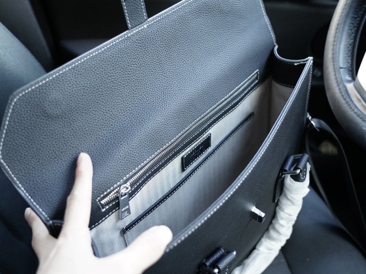 P315 🇫🇷 Hermes 爱马仕 官网同步 高版本 公文斜挎手提背包 独家首发 原单小牛皮材质 顶级五金配件 非市面普通货 低调奢华 完全不浮夸的款 日常又时髦 斜挎还是手提都可以 【规格：40x30x9】