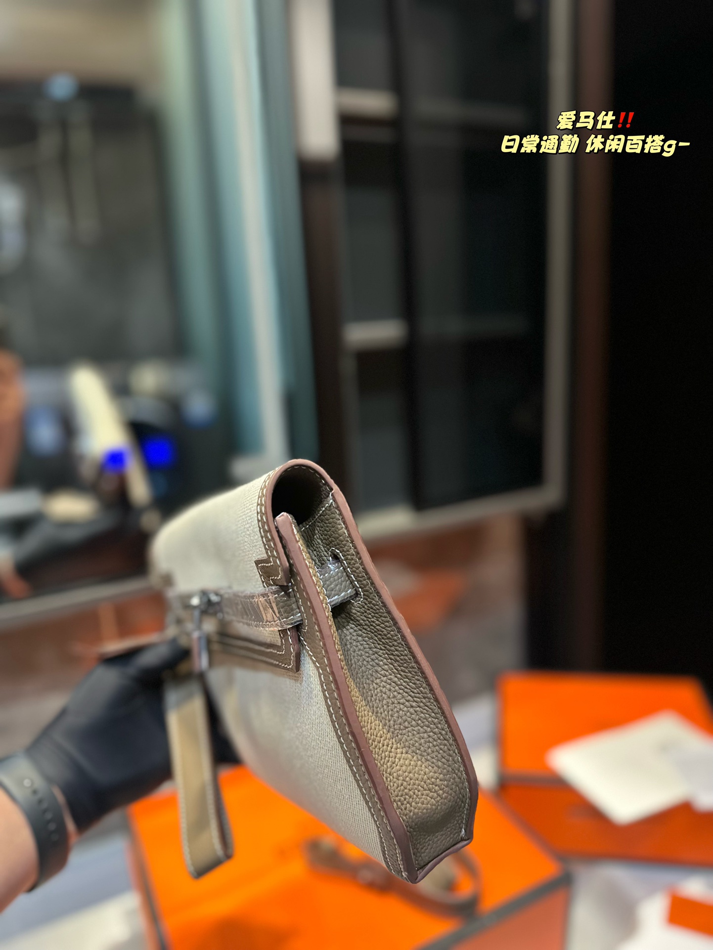 ❤️p250（折叠礼盒）❤️ 极简百搭|爱马仕凯莉邮差包真的好看哭～百搭时髦^_^^_^邮差包凯莉包单肩腋下背真的太好看了~ 帆布牛皮版型做工很高级气质 肩带可调节细节真的做得太好看啦 气质感拉满 尺寸：25 19 cm