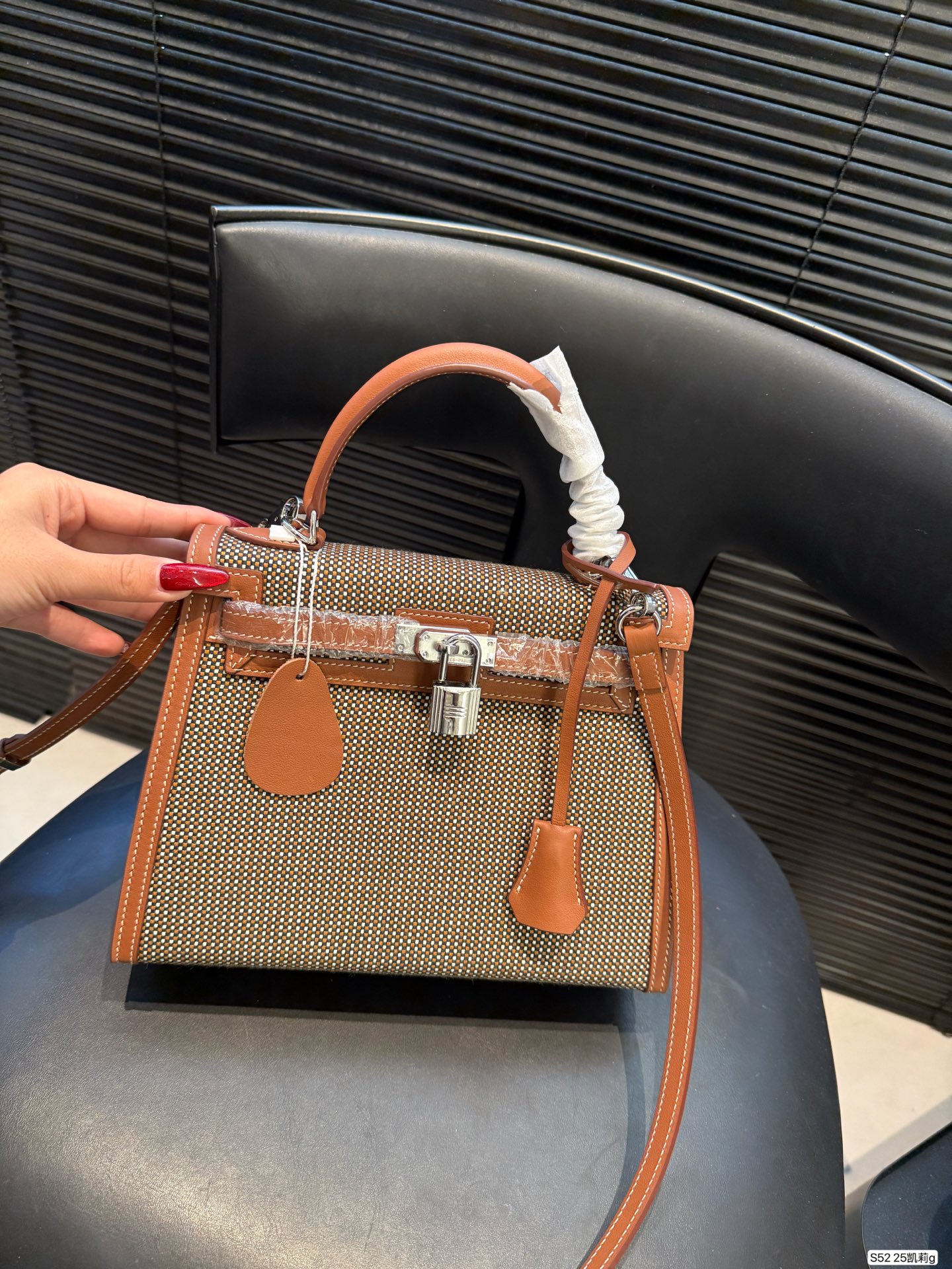 P310 爱马仕 Kelly25凯莉包 采用经典Quadrille+Swift皮革拼接，设计超有辨识度！银色金属扣件，手缝蜡线工艺，细节满分。通勤休闲都很适合，材质更耐脏，日常打理无压力。经典百搭，牛仔、卫衣、风衣都能轻松驾驱，随性又高级，是爱马仕稀有热门款，时髦精必入！尺寸25 18 货号25凯莉