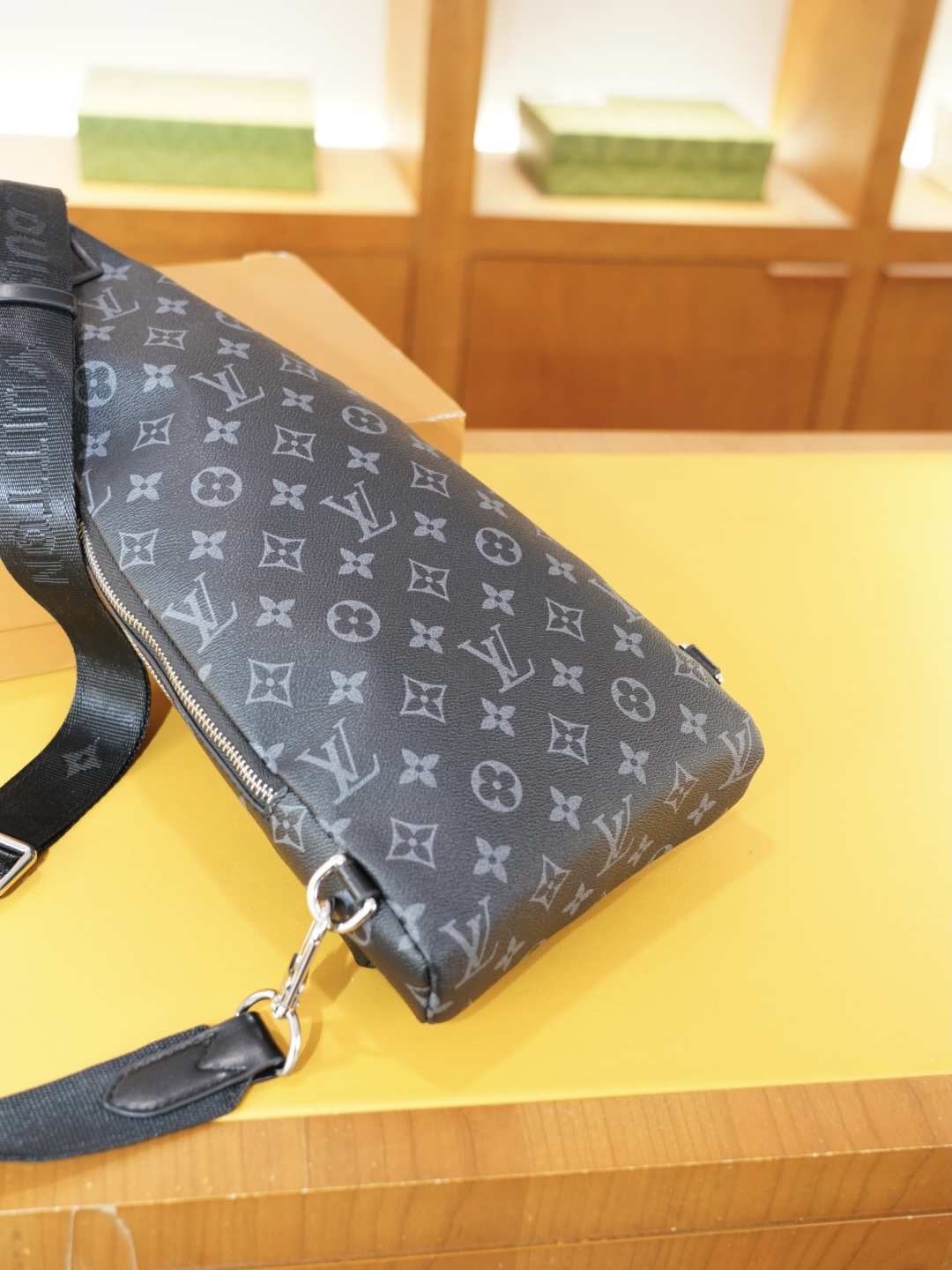 P115 🇫🇷 路易威登 官网同步 高版本 胸包 永恒不过时的标志性产品 纯原单牛皮 顶级五金制作 非市面普通版本 今年LV最爱的款式 全部实拍 实用性非常高 完全不用担心穿搭 配全套包装折叠盒..【规格:19x38x4】