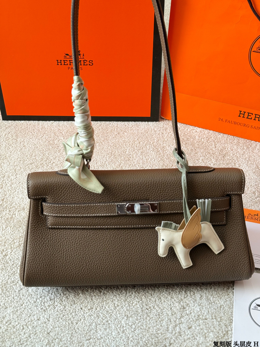 复刻版 头层牛皮 p360 爱马仕 Shoulder Kelly包 出这款爱马仕Shoulder Kelly 手袋，采用柔软Togo荔枝纹牛皮，经典大象灰色，银色金属件超有质感艹。包型是Kelly包的单肩简化版，配有宽肩带，单肩背超方便，解放双手！容量大，线条利落，低调又时髦，通勤日常都很适合～ 尺寸 33 15cm