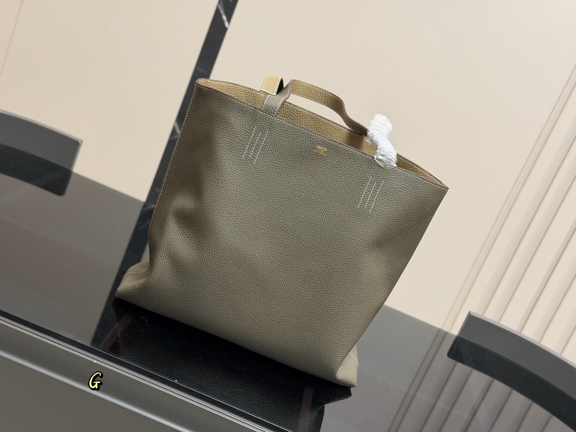 &yen;380 爱马仕新款双面购物袋 推给爱马仕女孩 收下这枚种草吧 可以放的下IPAD平板的托特包 H en Biais 尺寸: 35*32cm双面购物袋