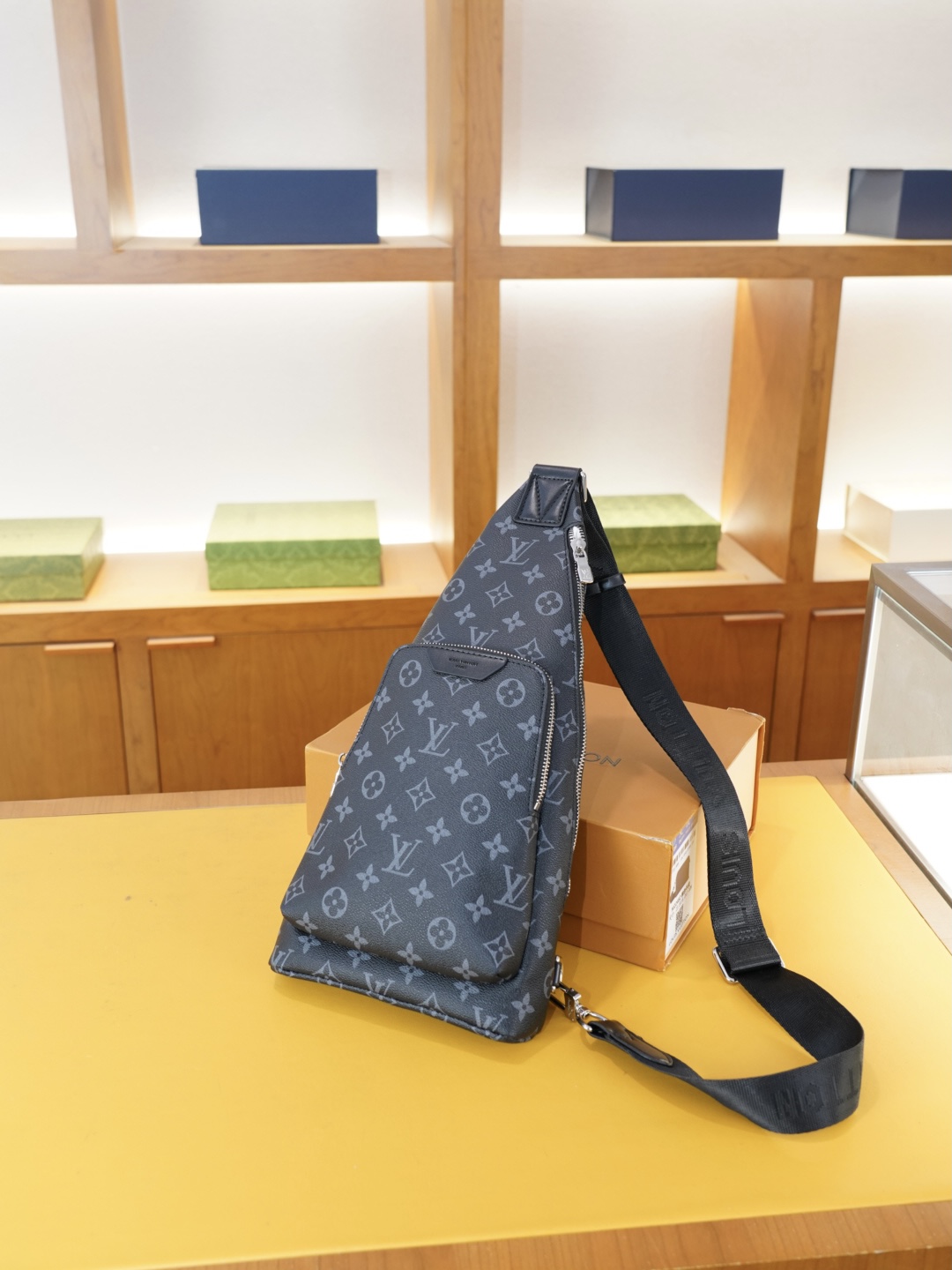 P115 🇫🇷 路易威登 官网同步 高版本 胸包 永恒不过时的标志性产品 纯原单牛皮 顶级五金制作 非市面普通版本 今年LV最爱的款式 全部实拍 实用性非常高 完全不用担心穿搭 配全套包装折叠盒..【规格:19x38x4】