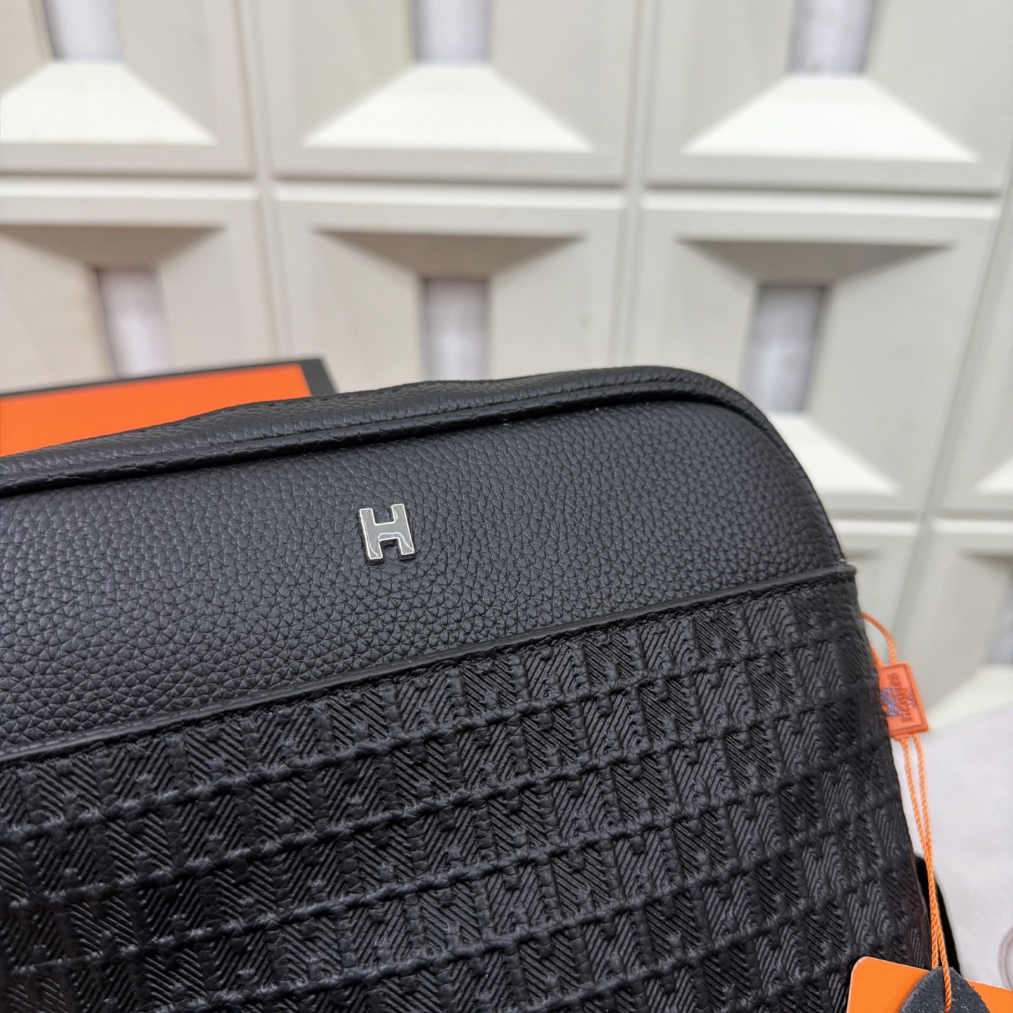 P140 Herm&egrave;s 爱马仕 压花邮差包 头层牛皮男士单肩斜挎包 实物拍摄 原厂原版面料 配送防尘袋 24 x 27cm