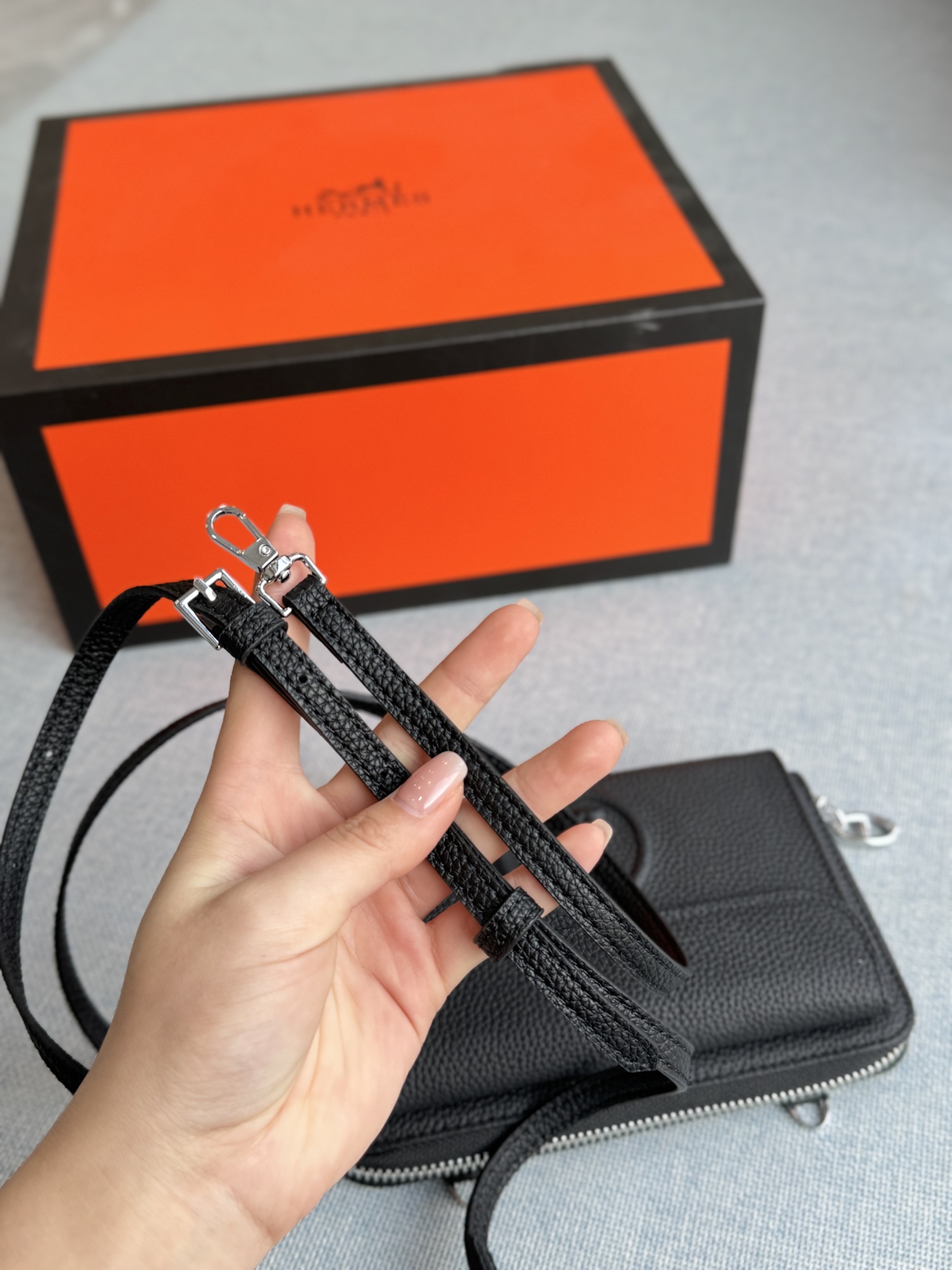 💰135 全套礼盒 size：18&times;11 HERMES爱马仕 小方包 单肩包 黑色牛皮质感超好，日常通勤、约会都合适。 字母元素设计有点小心机，百搭不挑人。 出门随手一拿往身上 一背，优雅感随之即来！