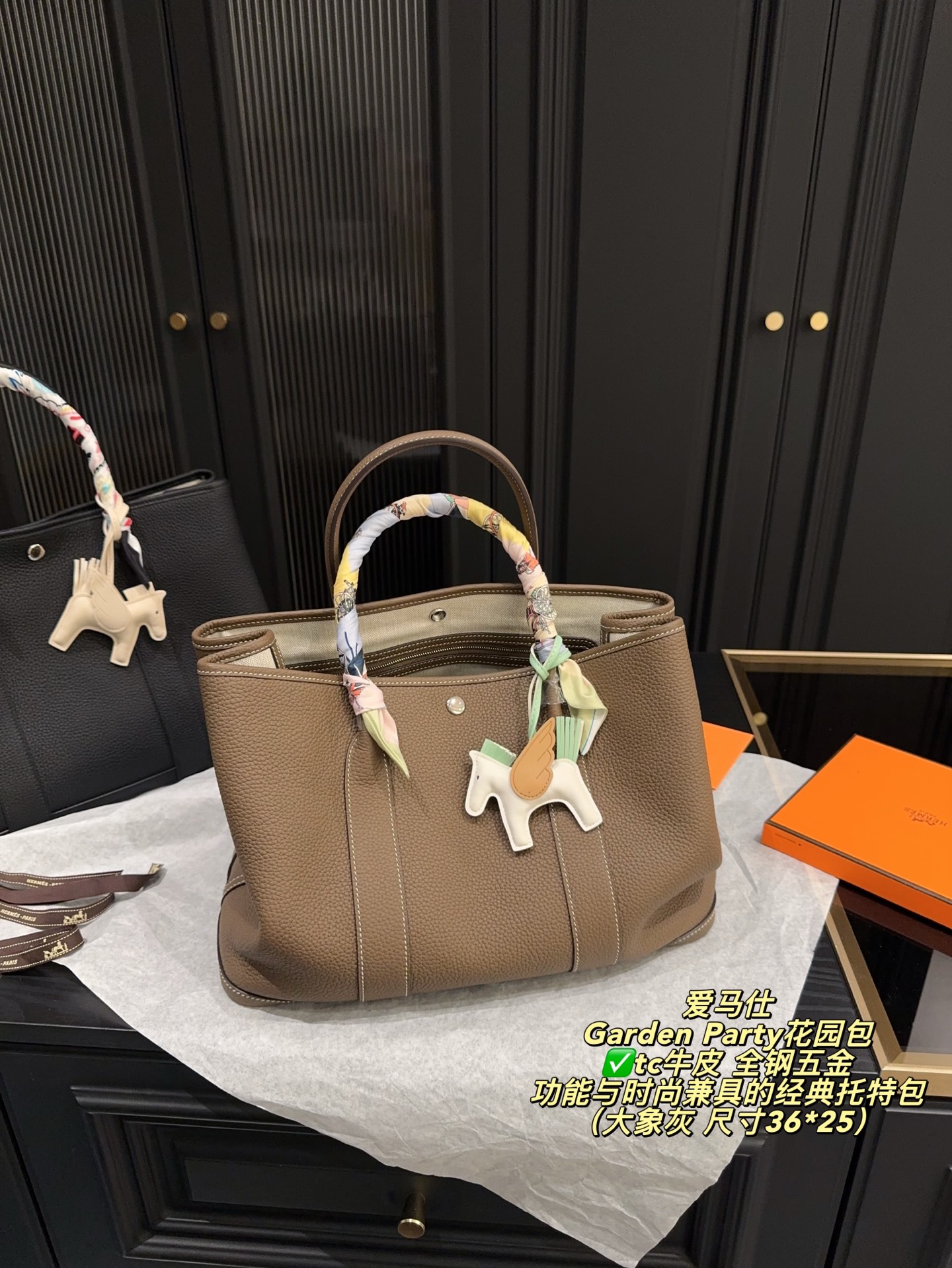 ✅tc牛皮 全钢五金P420无盒⚠️尺寸36*25 爱马仕 Garden Party花园包 采用Negonda牛皮，触感柔軟又耐用。简约大气设计，银色金属扣件超有质感，内部空间超大，能装下笔记本电脑和文件，通勤、出差都很适合！手柄可DIY丝巾或挂件，搭配小飞马挂饰更有趣味感～实用又优雅，是爱马仕经典通勤包款！