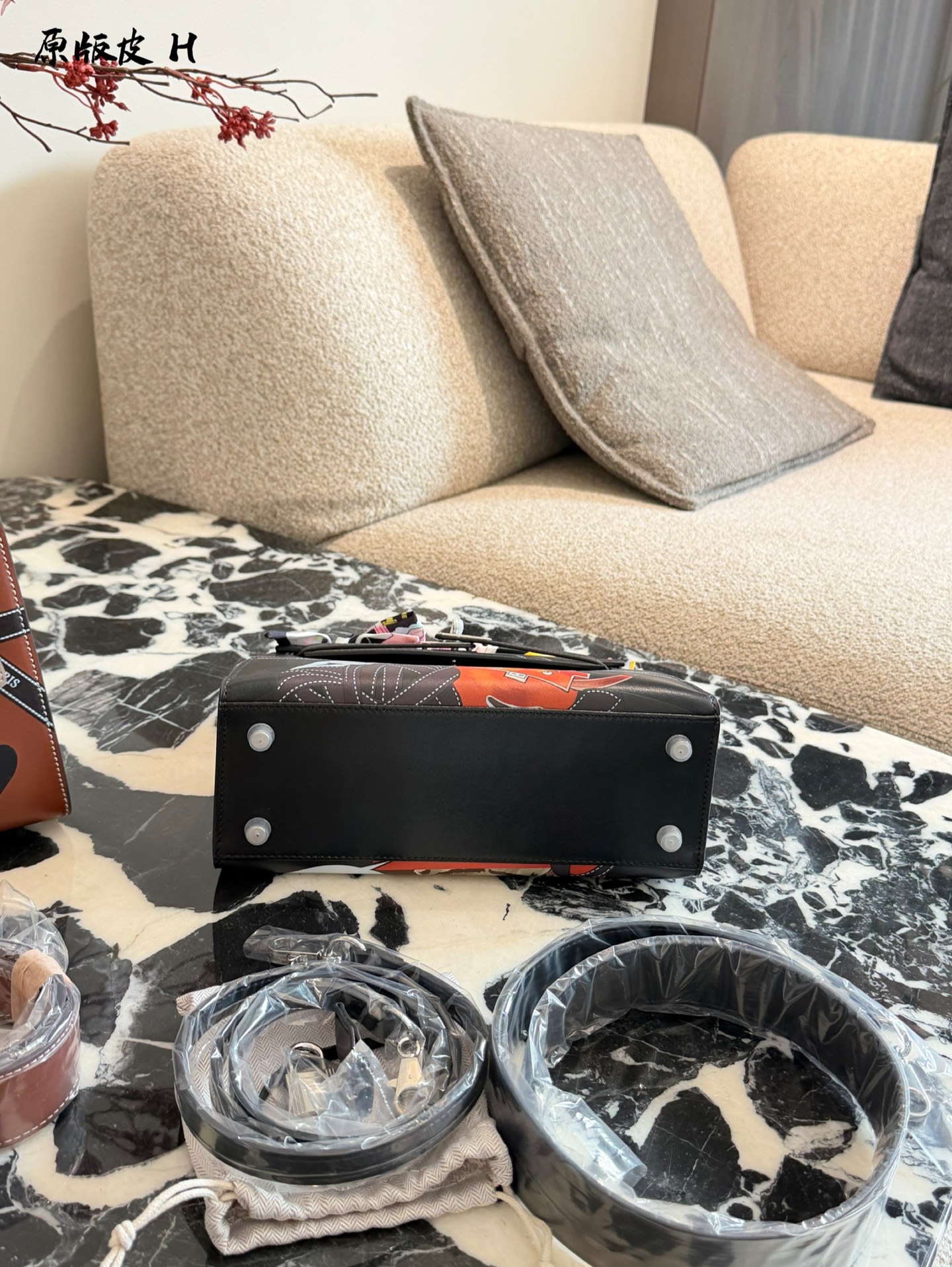 p330 爱马仕彩绘凯莉包 国这款爱马仕Kelly 25彩绘包,采用Epsom牛皮, 耐磨又有型,金扣超精致十。包身猫咪和茶壶图案超有趣,个性满分!25x18x8cm25x18x8cm,通勤出行都很适合。丝巾点缀,优雅又俏皮,搭配小飞马挂件更显趣味,是时尚与艺术的完美结合图。