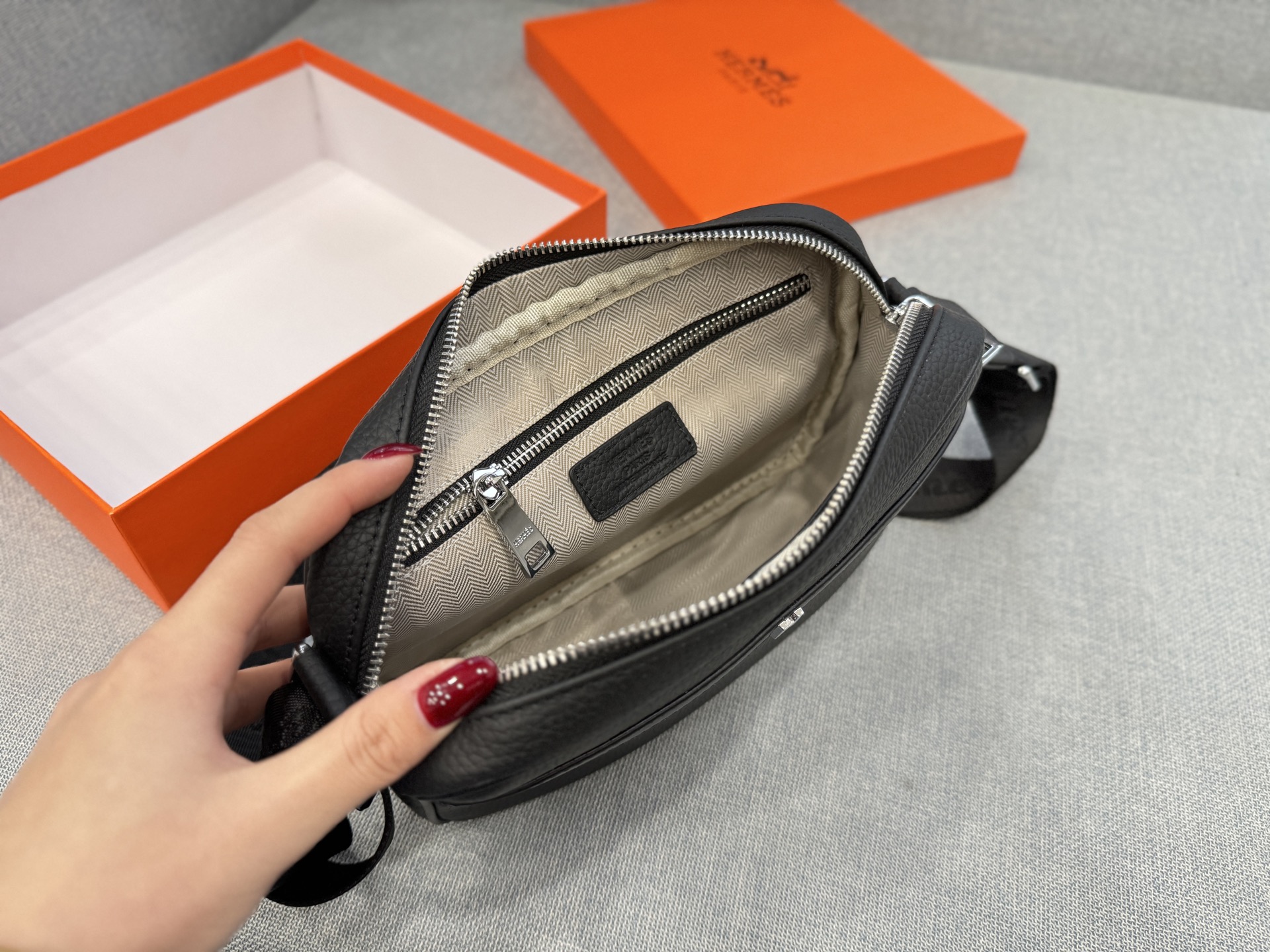 💰145 天地盖 size：24&times;17 HERMES爱马仕 相机包 单肩包 斜挎包 相机包简直是宝藏单品🎁！容量超可，手机、粉饼、钥匙啥的轻松装下，实用性💯。背法还超多，单肩、斜挎、手提随意切换。特别是斜挎，时髦又利落，配牛仔裤 T 恤休闲，搭连衣裙优雅，怎么搭都好看，出街回头率爆表👀