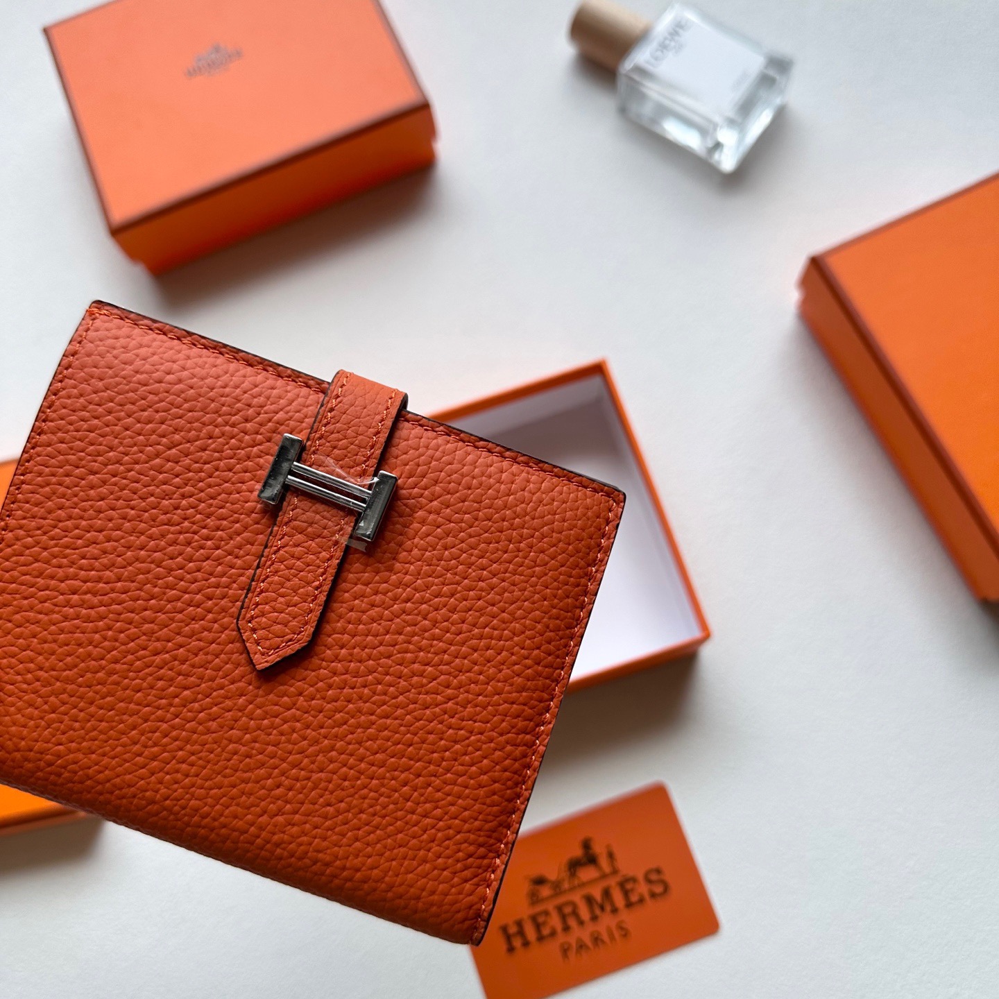 p95🎀🎀颜色 多色可选🎀尺寸 12x9.5🎀高版爱马仕优质进口牛皮🐂 手感一流👏时尚设计💋潮版百搭，配有4个卡槽，4个口袋，拉链零钱包，1个钞票口袋，镀钯锁扣，做工精致完美