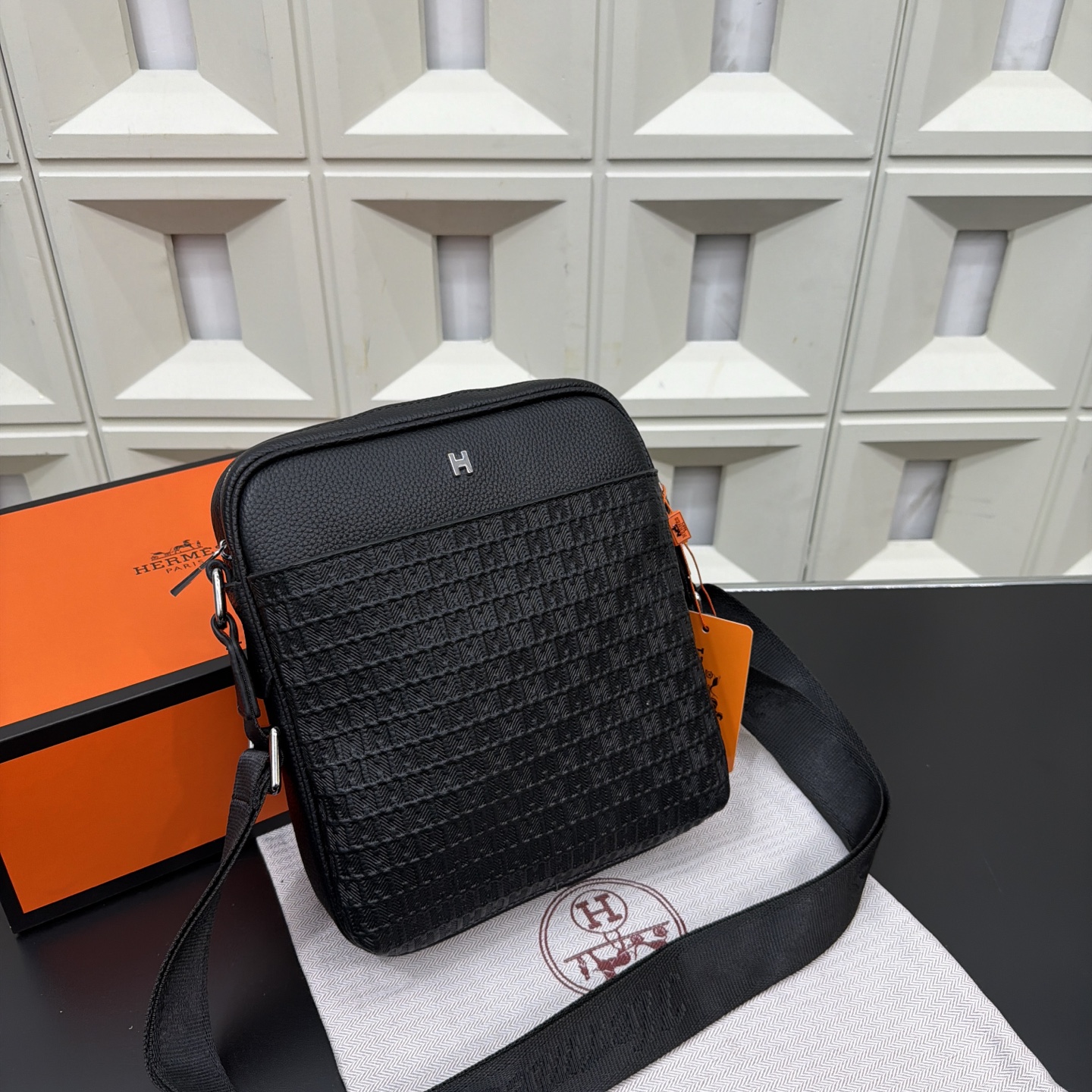 P140 Herm&egrave;s 爱马仕 压花邮差包 头层牛皮男士单肩斜挎包 实物拍摄 原厂原版面料 配送防尘袋 24 x 27cm