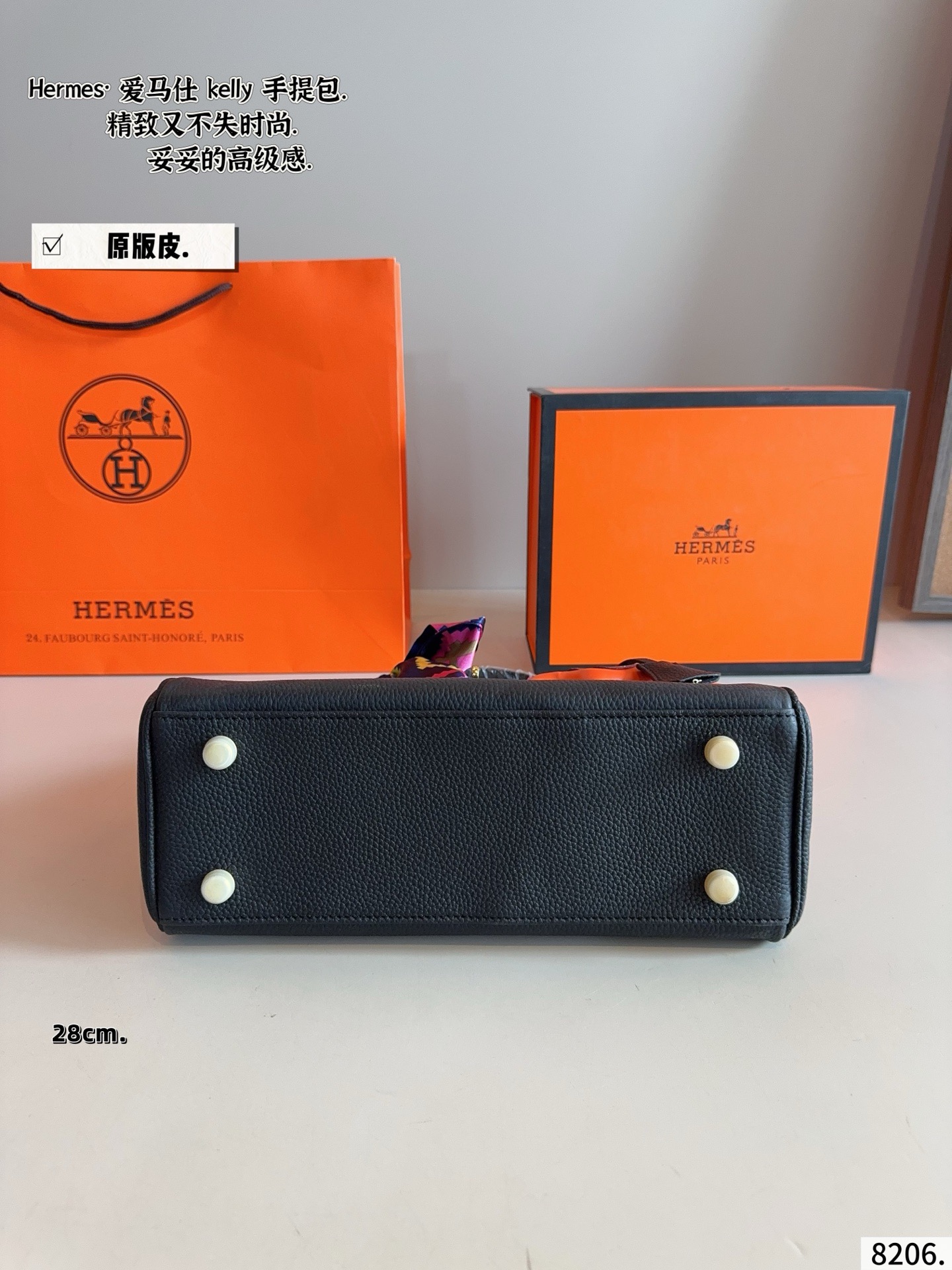 p240配礼盒🎁. 爱马仕Kelly，越看越上头的优雅 如果说Birkin是随性大气的代表，那Kelly就是优雅与克制的代名词。最打动我的，是它线条极简又精致的包身设计，带上肩带之后多了几分法式从容，不管是通勤穿搭还是度假look，都能完美融合。爱马仕Kelly不仅是一个包，更像一种生活态度，它的细节与比例，都让人忍不住反复欣赏。每一次出街背上它，都会多几分自信和从容，难怪那么多人说，一生至少要拥有一只Kelly。尺寸：28*9*21/cm