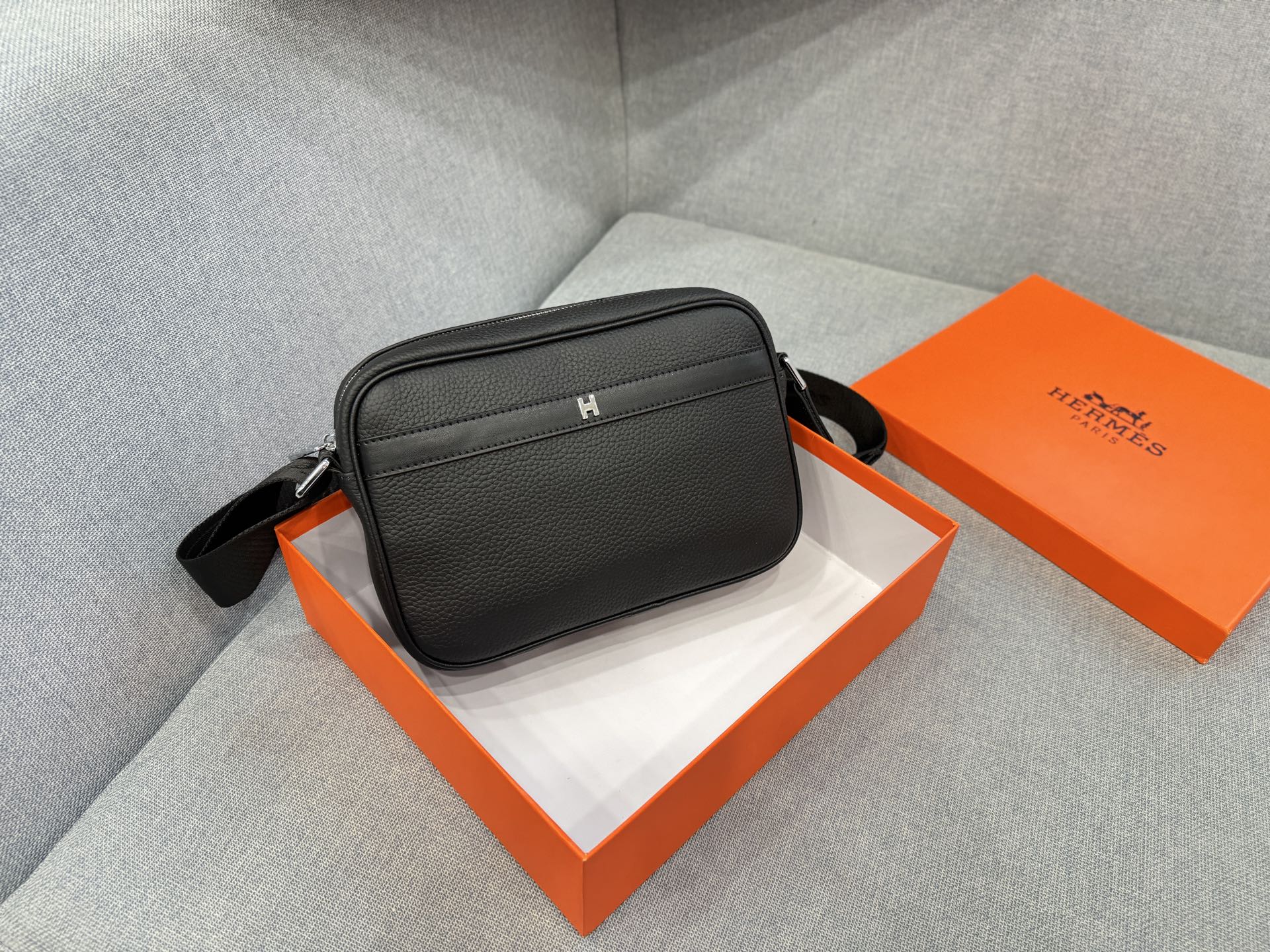 💰145 天地盖 size：24&times;17 HERMES爱马仕 相机包 单肩包 斜挎包 相机包简直是宝藏单品🎁！容量超可，手机、粉饼、钥匙啥的轻松装下，实用性💯。背法还超多，单肩、斜挎、手提随意切换。特别是斜挎，时髦又利落，配牛仔裤 T 恤休闲，搭连衣裙优雅，怎么搭都好看，出街回头率爆表👀