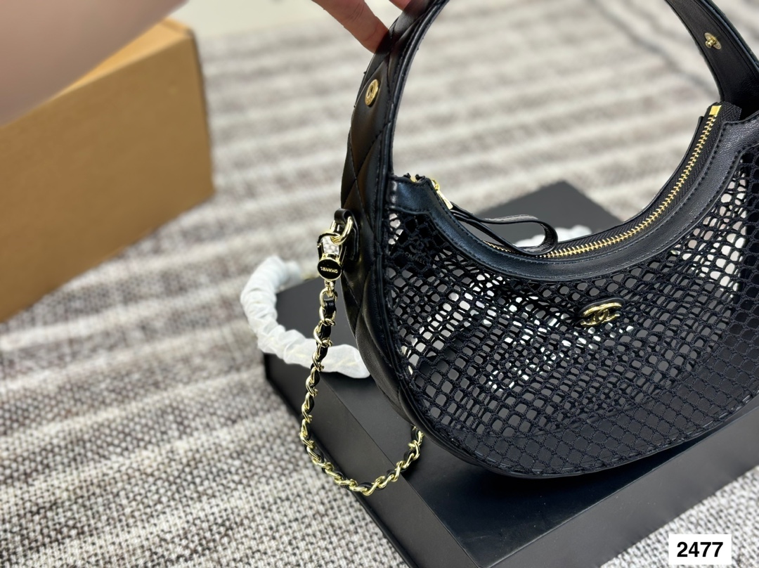 P125 配折叠盒子 CHANEL25s 香奈儿镂空网纱月亮包火爆全场的一款夏季新款 之前看秀就觉得很可爱的网兜包果然没有翻车 超级可爱 尺寸：24 13