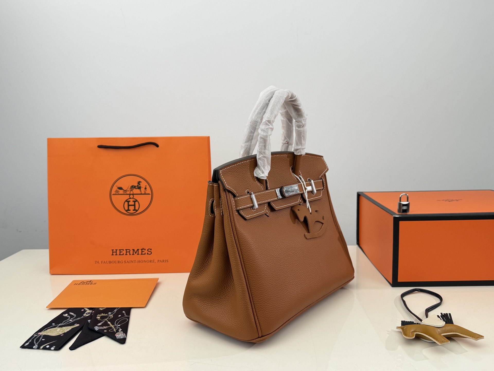 (折叠盒⚠️)p300 爱马仕Birkin铂金包(银扣) ✅顶级原单 头层牛皮 配丝巾 小飞马 细节无敌完美 配色敲级耐看 完美适配秋冬穿搭 容量满分 上身优雅有气质 size:30*22cm