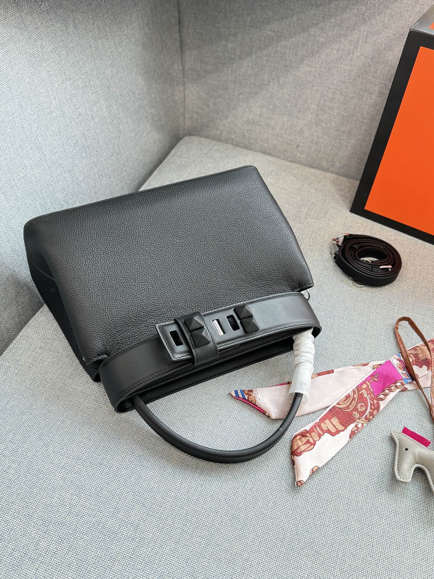 头层牛皮💰285 全套礼盒➕丝巾➕小马 size：27&times;16 HERMES爱马仕 Medor Bag 哑光金属 单肩斜挎包 手提包 像一件艺术品~ 被它的美貌打动 &ldquo;低调的时髦&rdquo;和&ldquo;不费力的型格&rdquo;。不追求繁复的装饰和鲜艳的色彩，通过版型、材质和色彩的统一感来营造高级感与酷帅气质。