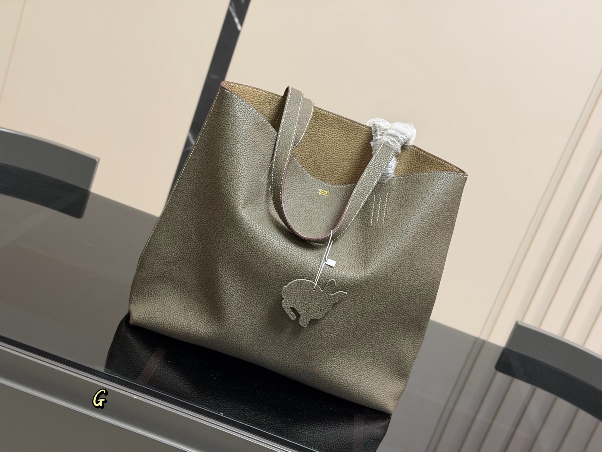 &yen;380 爱马仕新款双面购物袋 推给爱马仕女孩 收下这枚种草吧 可以放的下IPAD平板的托特包 H en Biais 尺寸: 35*32cm双面购物袋