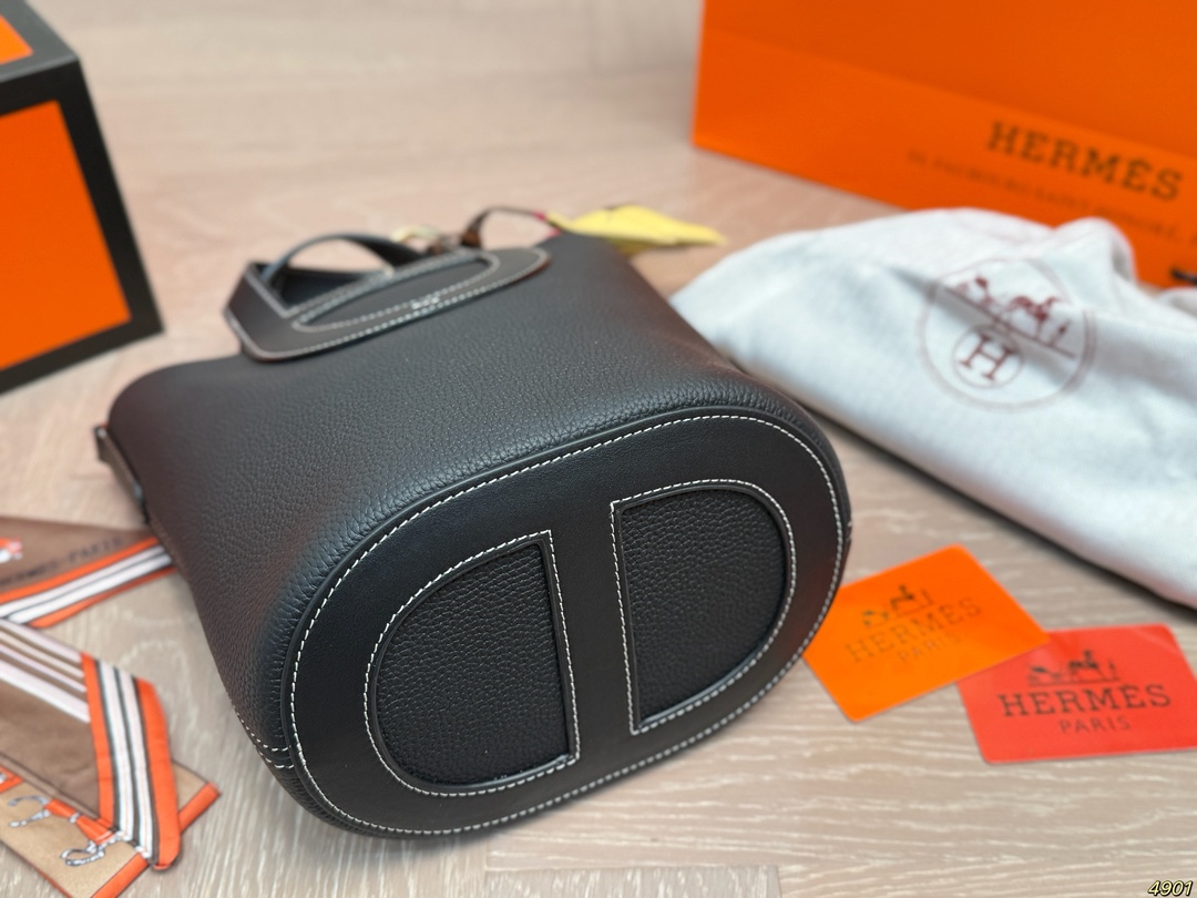 &yen;210飞机盒配丝巾 爱马仕Hermes 猪鼻子菜篮子包 包型太可爱了 容量非常可，日常通勤都没问题 可咸可甜 质感满分 工艺非常讲究 细节立体感拉满 尺寸18 20