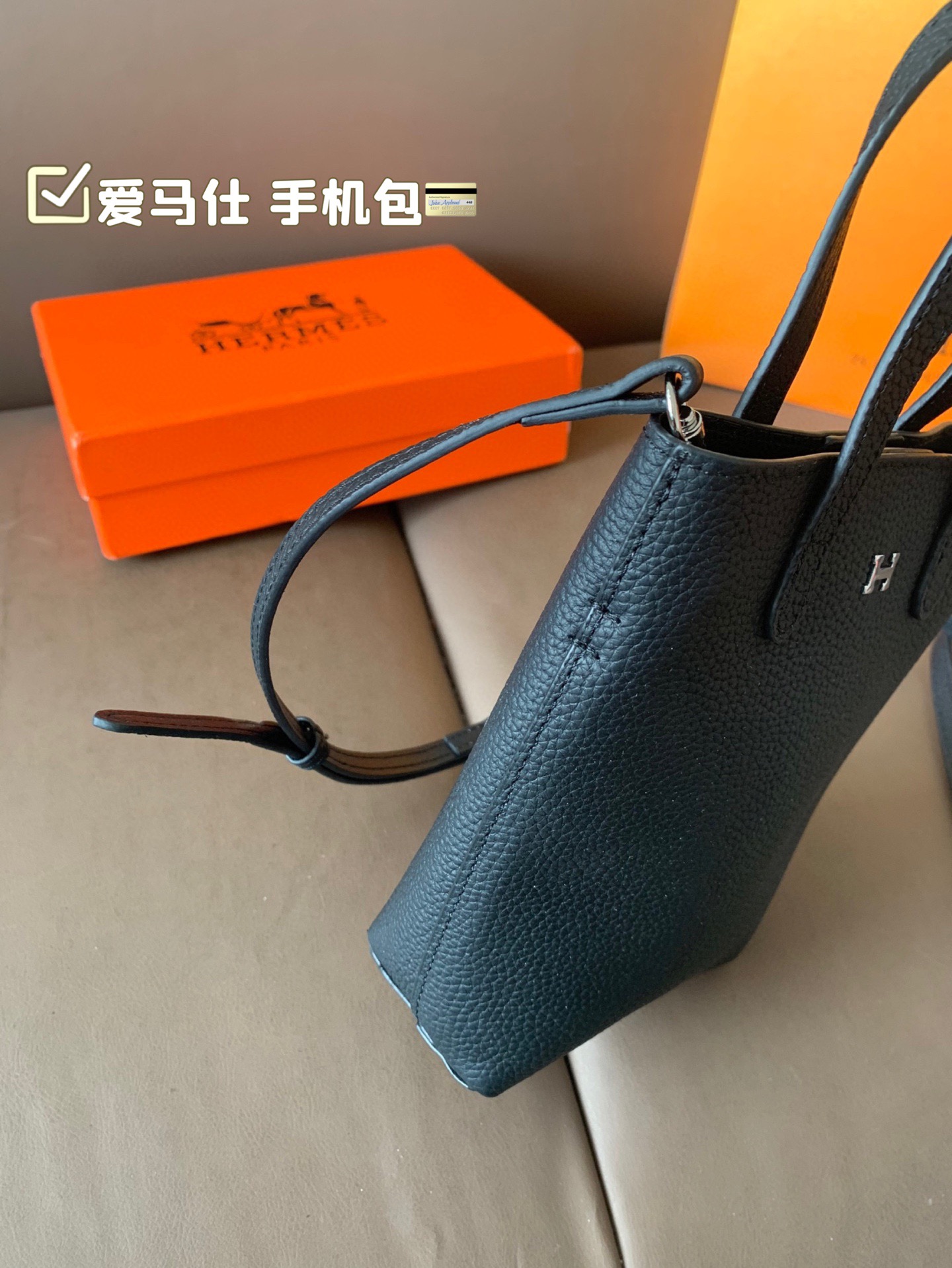 P105（牛皮） 爱马仕 手机包 无论男女都非常好背 大小适中，手机、车钥匙、等等都可以轻松放尺寸11*18 配盒