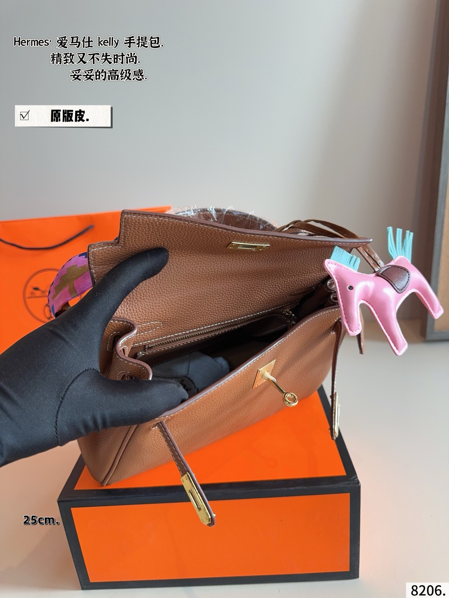 p230配礼盒🎁. 爱马仕Kelly，越看越上头的优雅 如果说Birkin是随性大气的代表，那Kelly就是优雅与克制的代名词。最打动我的，是它线条极简又精致的包身设计，带上肩带之后多了几分法式从容，不管是通勤穿搭还是度假look，都能完美融合。爱马仕Kelly不仅是一个包，更像一种生活态度，它的细节与比例，都让人忍不住反复欣赏。每一次出街背上它，都会多几分自信和从容，难怪那么多人说，一生至少要拥有一只Kelly。尺寸：25*8*18cm