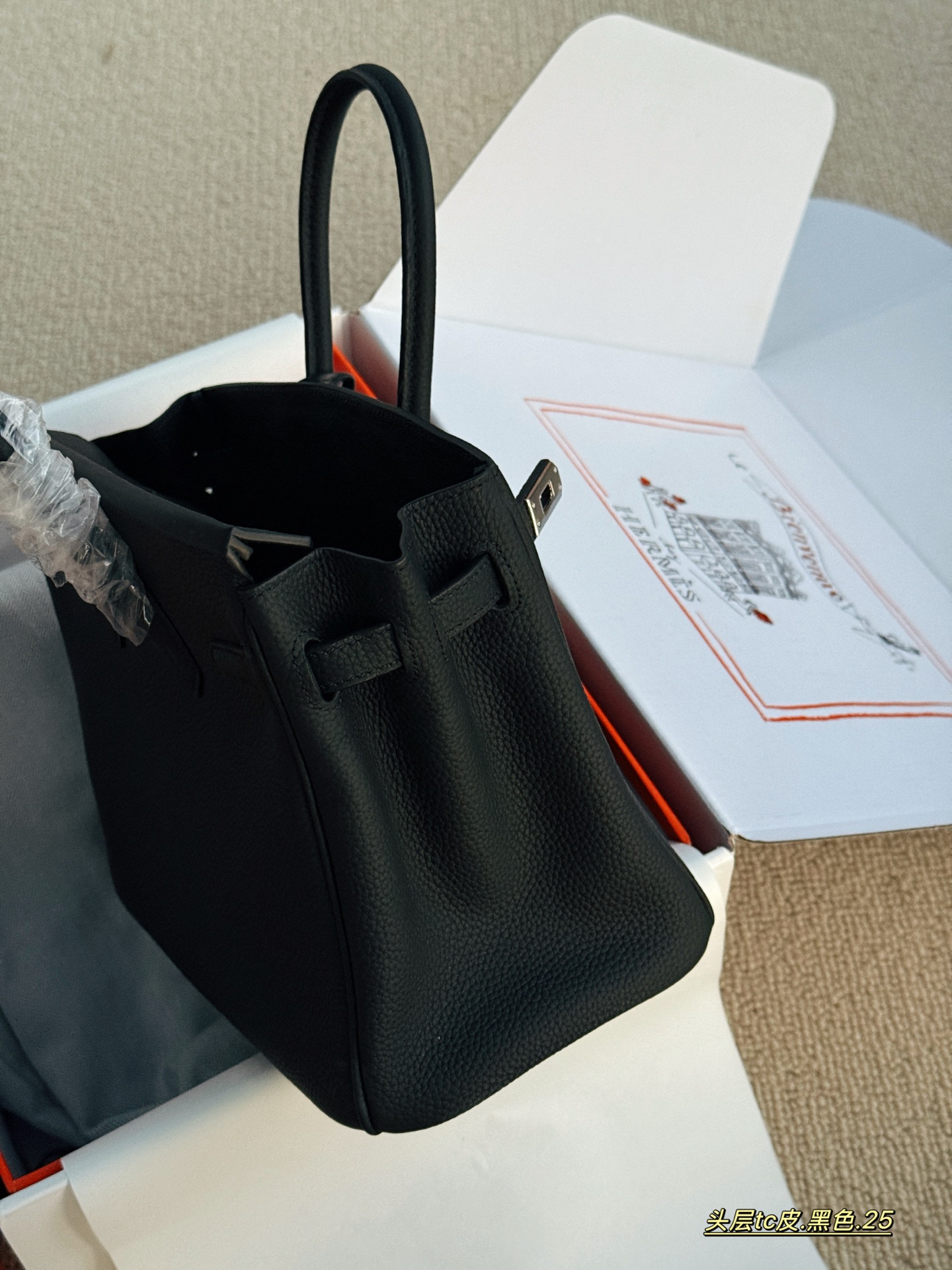 💰245 配全套包装 size：25cm 背铂金包的季节来啦 Bk25 原版品质 ✔️ 爱马仕|Birkin 25 tc牛皮 真的太可了，可咸可甜 超难买的绝美birkin！ 赠送小马 丝巾 小锁头哦！