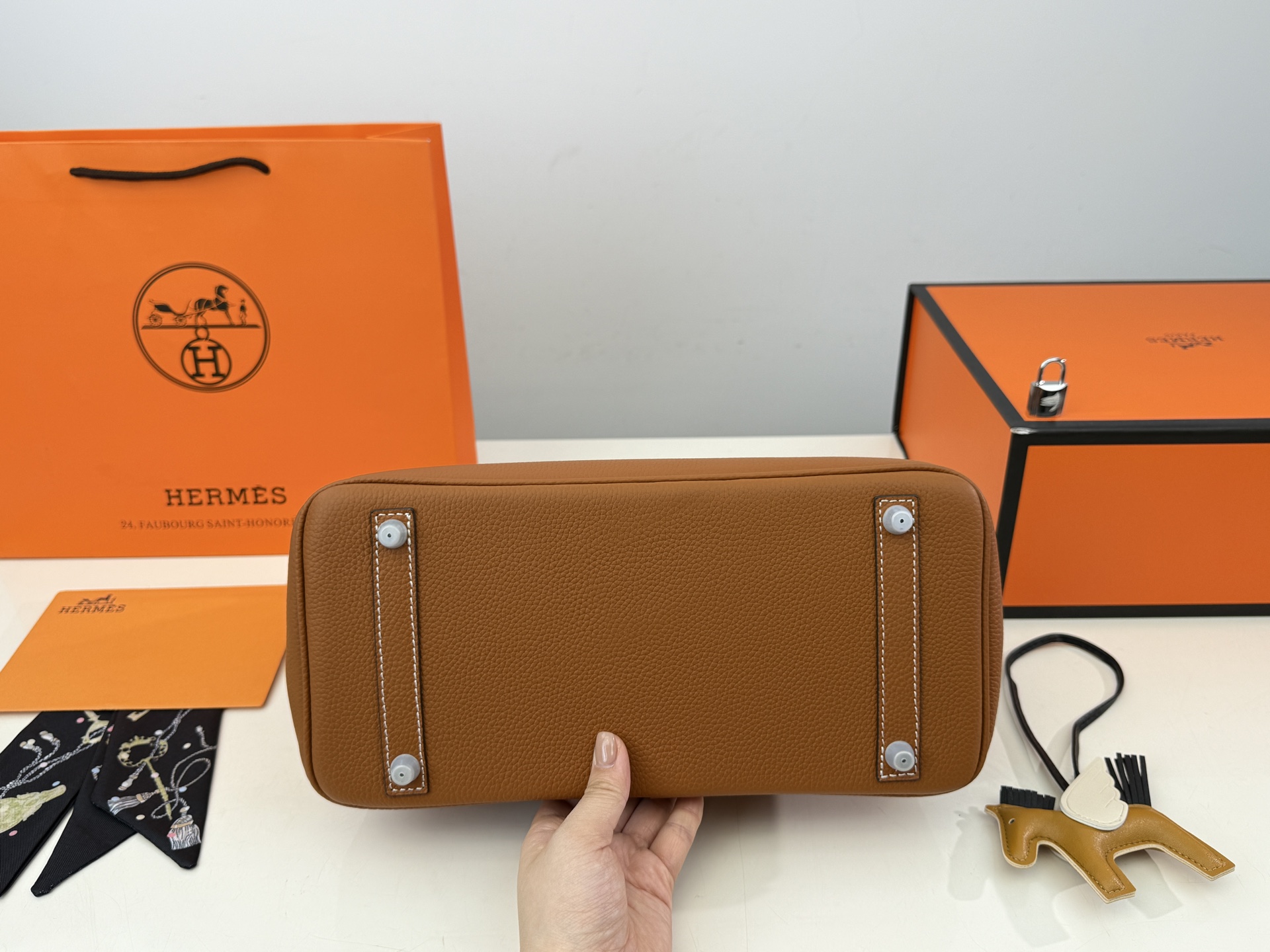 (折叠盒⚠️)p300 爱马仕Birkin铂金包(银扣) ✅顶级原单 头层牛皮 配丝巾 小飞马 细节无敌完美 配色敲级耐看 完美适配秋冬穿搭 容量满分 上身优雅有气质 size:30*22cm