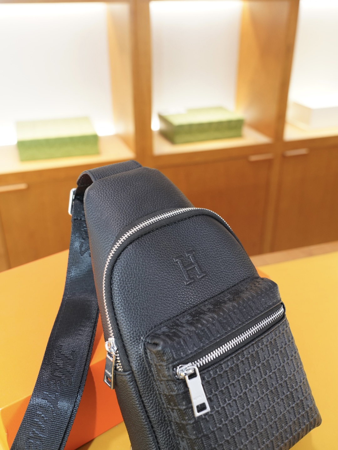 P125 🇫🇷 爱马仕 官网同步 高版本 胸包 永恒不过时的标志性产品 纯原单牛皮 顶级五金制作 非市面普通版本 今年Hermes最爱的款式 全部实拍 实用性非常高 完全不用担心穿搭 配全套包装折叠盒..【规格：18x37x5】