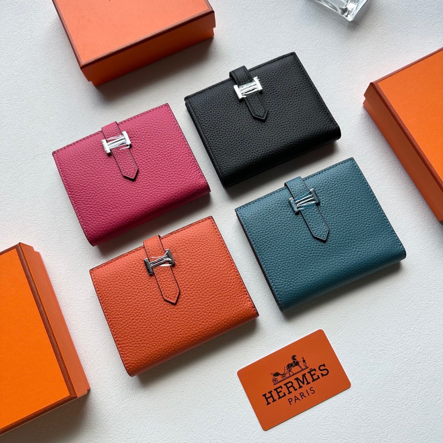 p95🎀🎀颜色 多色可选🎀尺寸 12x9.5🎀高版爱马仕优质进口牛皮🐂 手感一流👏时尚设计💋潮版百搭，配有4个卡槽，4个口袋，拉链零钱包，1个钞票口袋，镀钯锁扣，做工精致完美