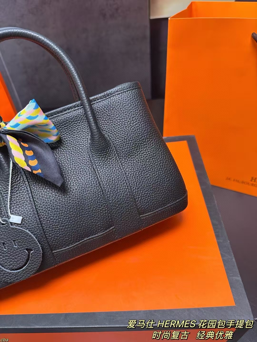 P210配盒 爱马仕 HERMES 花园包手提包 牛皮手提包，爱马仕花园包当作健身包瑜伽包再适合不过了!容量确实很ok的同时属于是慵懒随性低调中透露着奢华，经典百搭，上班通勤、差旅出行、当作妈咪包也ok，花园包才算是名副其实的菜篮子好吗!!实用性极强性价比极高，又不会过时的款式。两侧还有按扣可以调节，绝对是务实低调的代表！ 尺寸：25*15.5cm