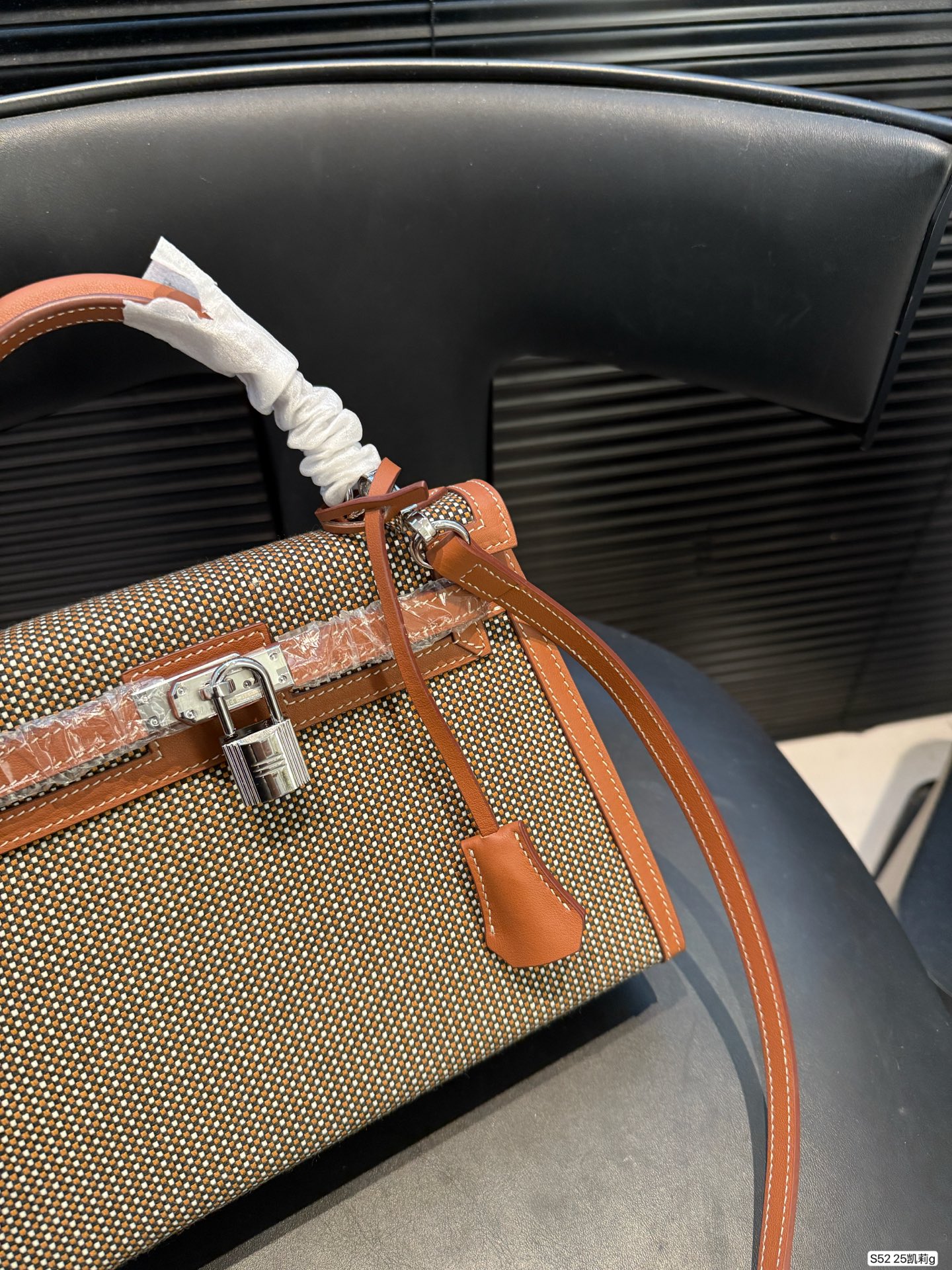 P310 爱马仕 Kelly25凯莉包 采用经典Quadrille+Swift皮革拼接，设计超有辨识度！银色金属扣件，手缝蜡线工艺，细节满分。通勤休闲都很适合，材质更耐脏，日常打理无压力。经典百搭，牛仔、卫衣、风衣都能轻松驾驱，随性又高级，是爱马仕稀有热门款，时髦精必入！尺寸25 18 货号25凯莉