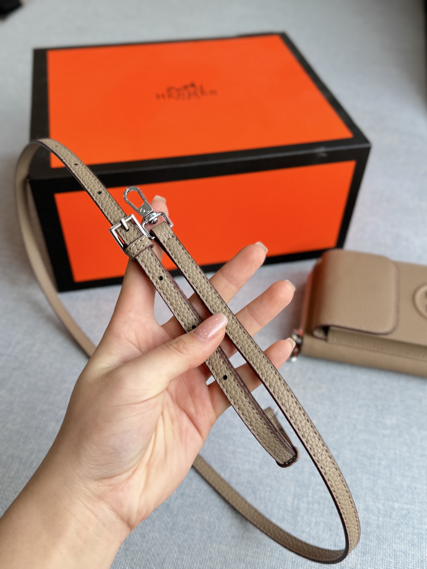 💰135 全套礼盒 size:11×18 HERMES爱马仕 手机包 单肩包 黑色牛皮质感超好,日常通勤、约会都合适。 字母元素设计有点小心机,百搭不挑人。 出门随手一拿往身上 一背,优雅感随之即来!