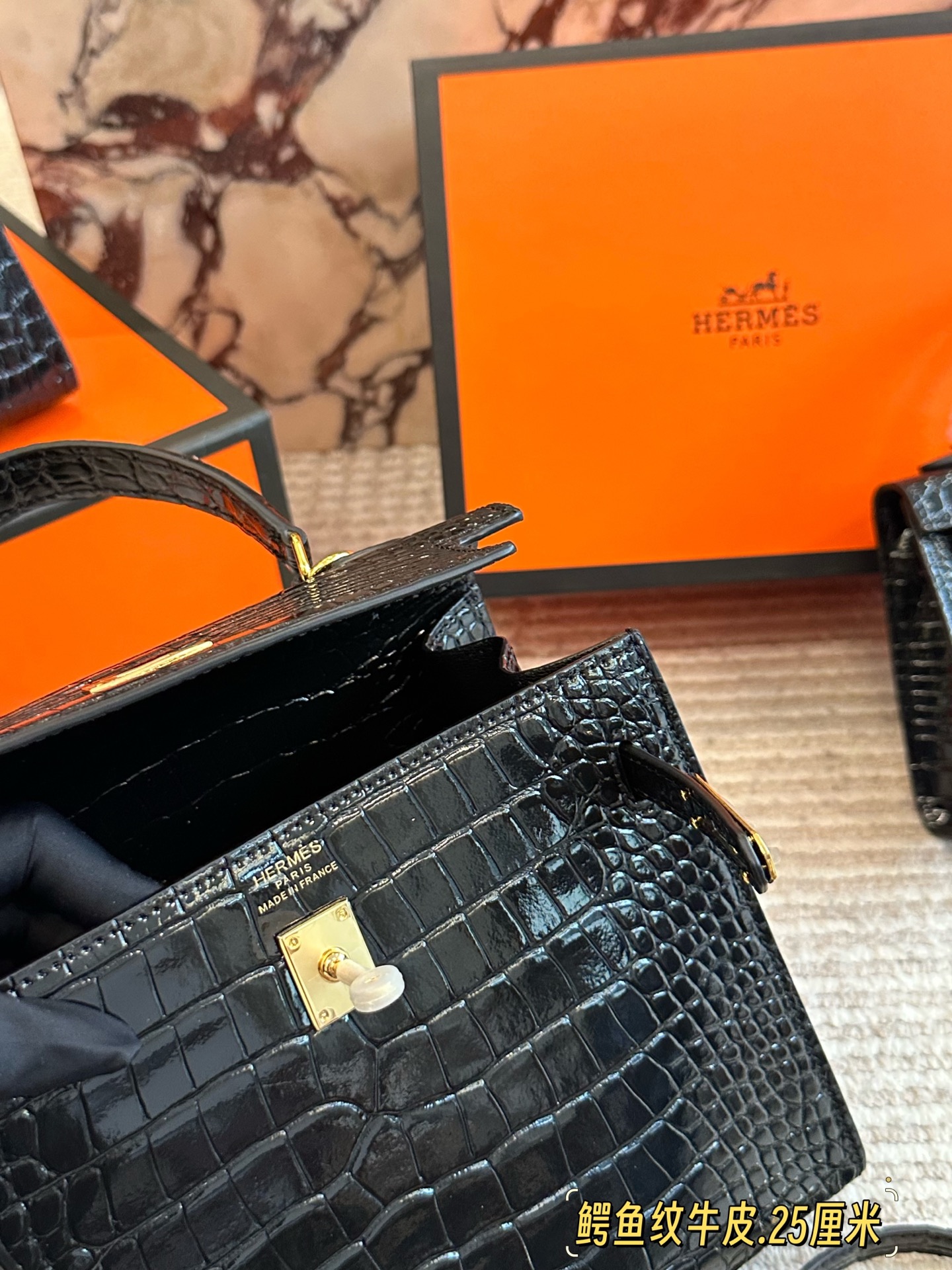 💰280、💰240、💰200 配盒 尺寸：28/25/20cm H家 爱马仕 kelly 真的太太太太好看 ⚠️鳄鱼纹牛皮 经典 必入款！ 包包特别又质感！