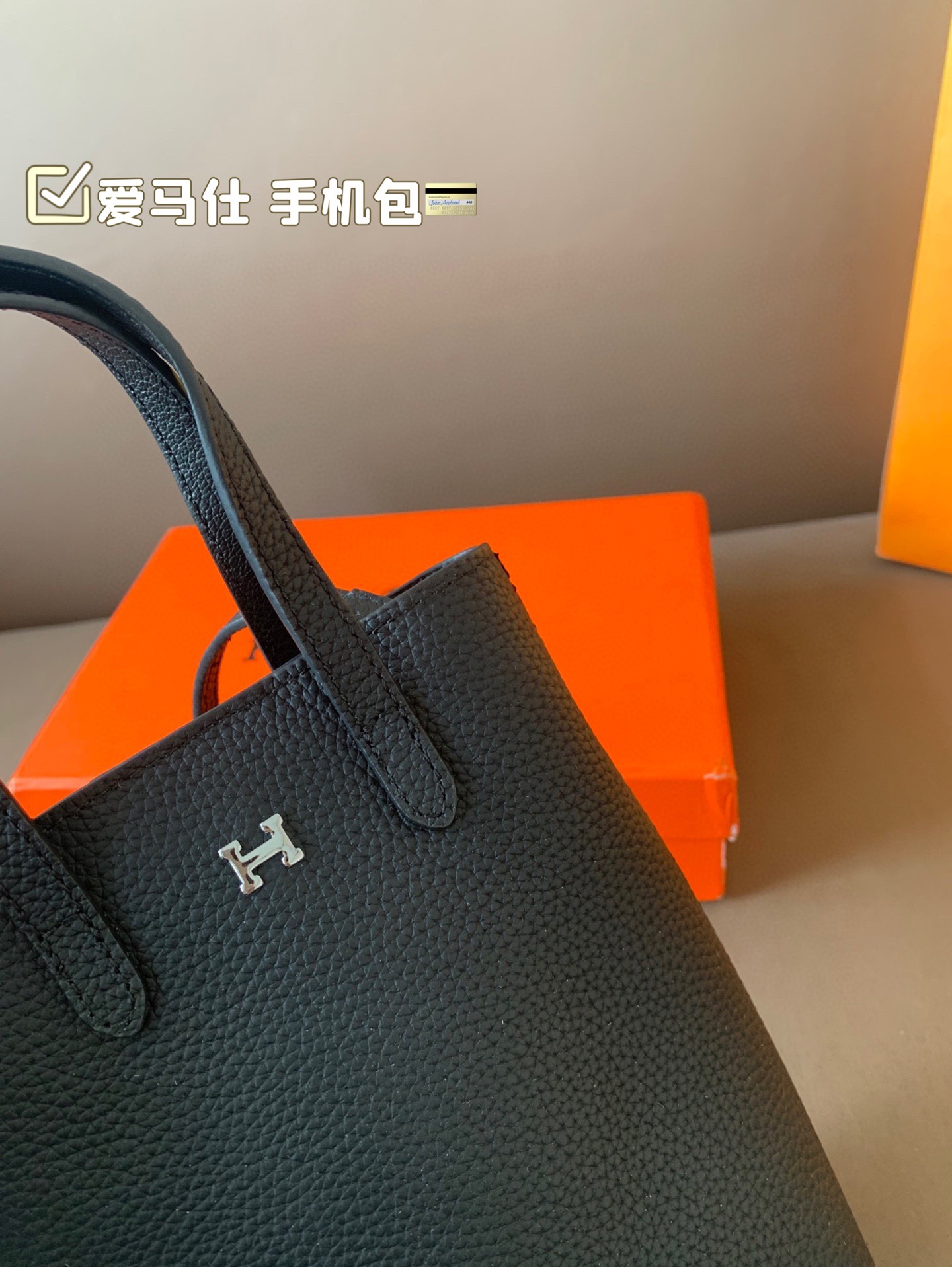 P105（牛皮） 爱马仕 手机包 无论男女都非常好背 大小适中，手机、车钥匙、等等都可以轻松放尺寸11*18 配盒