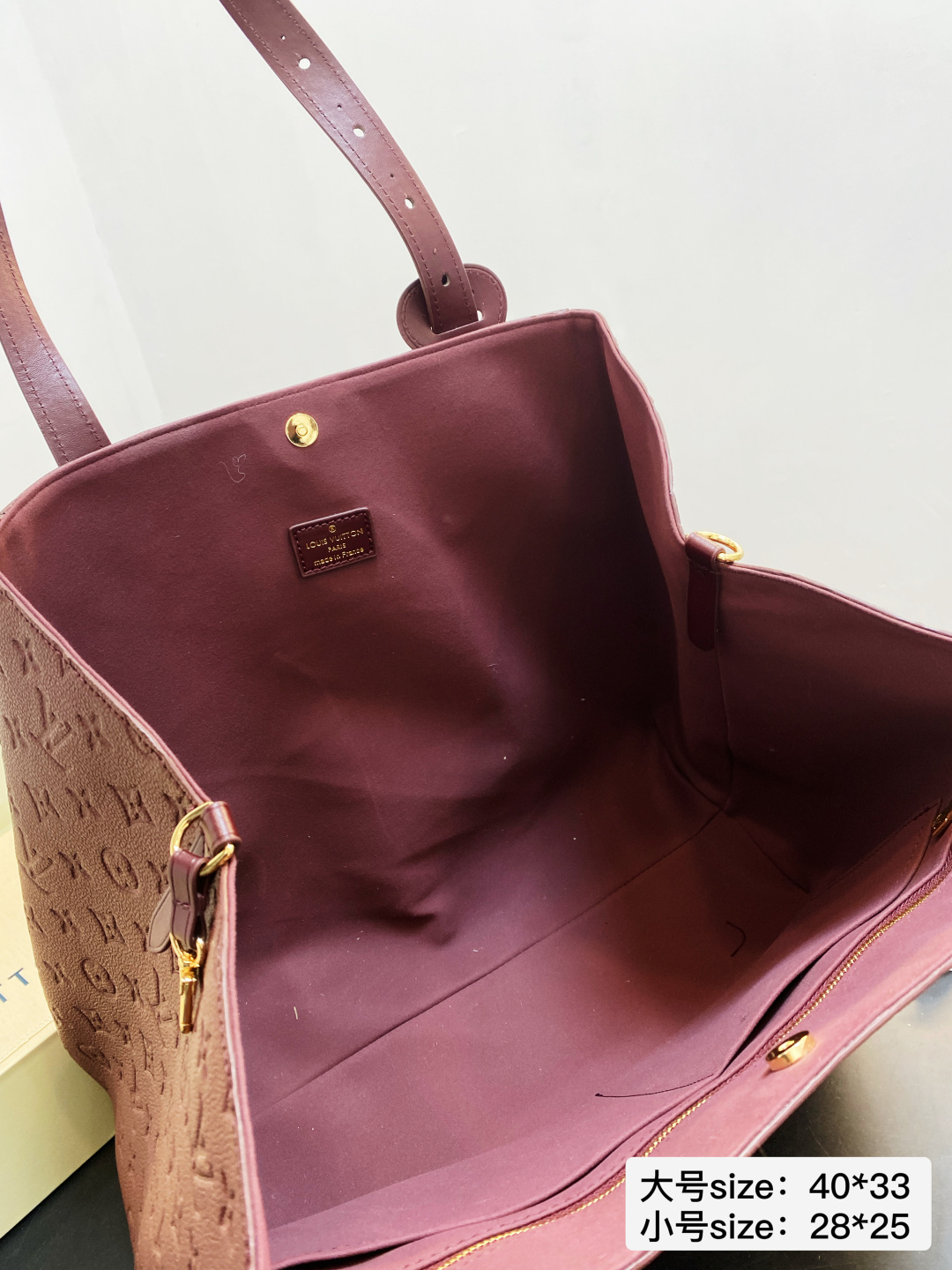 🅿️大号💰215小号💰210 配折叠盒 尺寸40*33/28*25 LV 酒红系列ALL IN ONE 品牌徽标压印 这款包包的造型很优雅，线条流畅， 搭配金色锁头装饰，细节处尽显奢华质感 2200