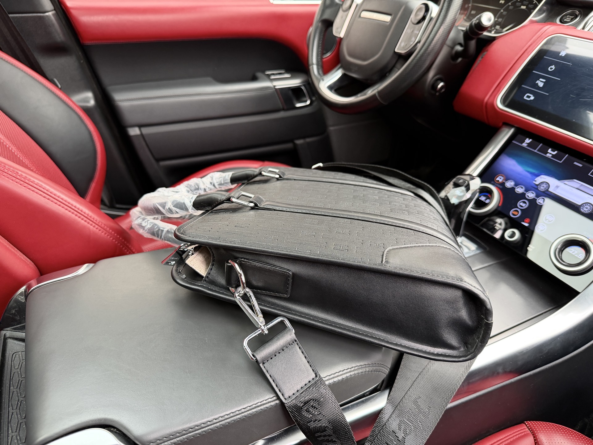 p155 📷高端货‼️ &ldquo; HERMES &rdquo;爱马仕公文包💼 爱马仕男士公文斜挎手提包 顶级进口原厂面料🐂高清五金logo标志、专用里内里。电脑隔层，拉链暗袋。顺滑拉链、油边超平滑、可单肩斜挎背！做工精致每个细节到位！职业男人必备款。规格：36x29.5x6.5cm