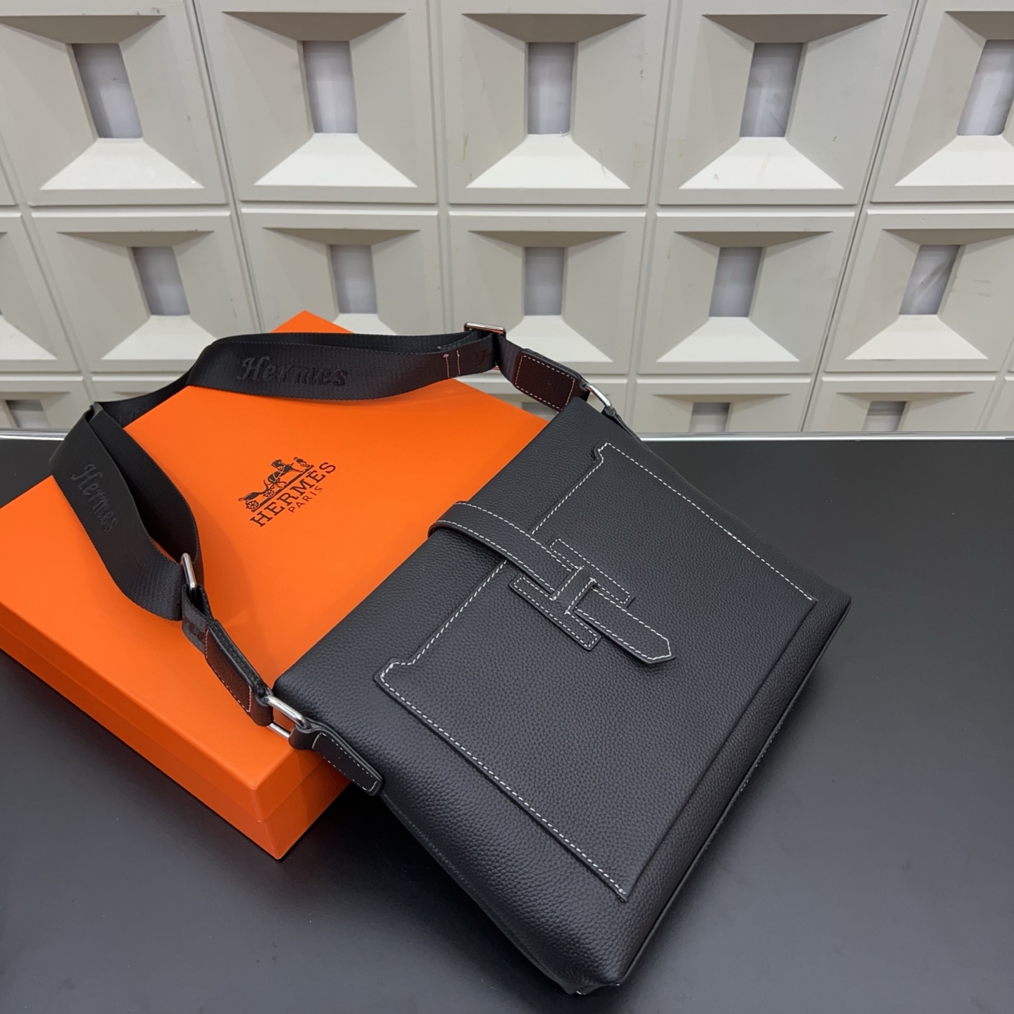 P230 Herm&egrave;s 爱马仕 邮差包 头层牛皮男士单肩斜挎包 实物拍摄 原厂原版面料 配送防尘袋 32 x 28cm