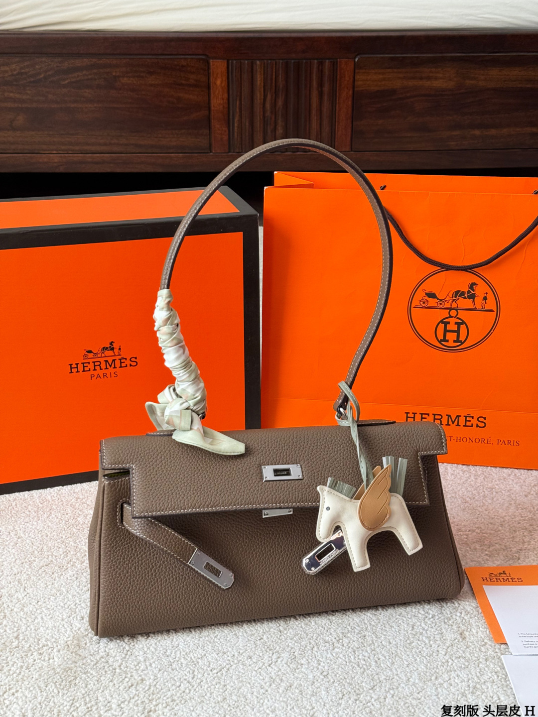 复刻版 头层牛皮 p360 爱马仕 Shoulder Kelly包 出这款爱马仕Shoulder Kelly 手袋，采用柔软Togo荔枝纹牛皮，经典大象灰色，银色金属件超有质感艹。包型是Kelly包的单肩简化版，配有宽肩带，单肩背超方便，解放双手！容量大，线条利落，低调又时髦，通勤日常都很适合～ 尺寸 33 15cm