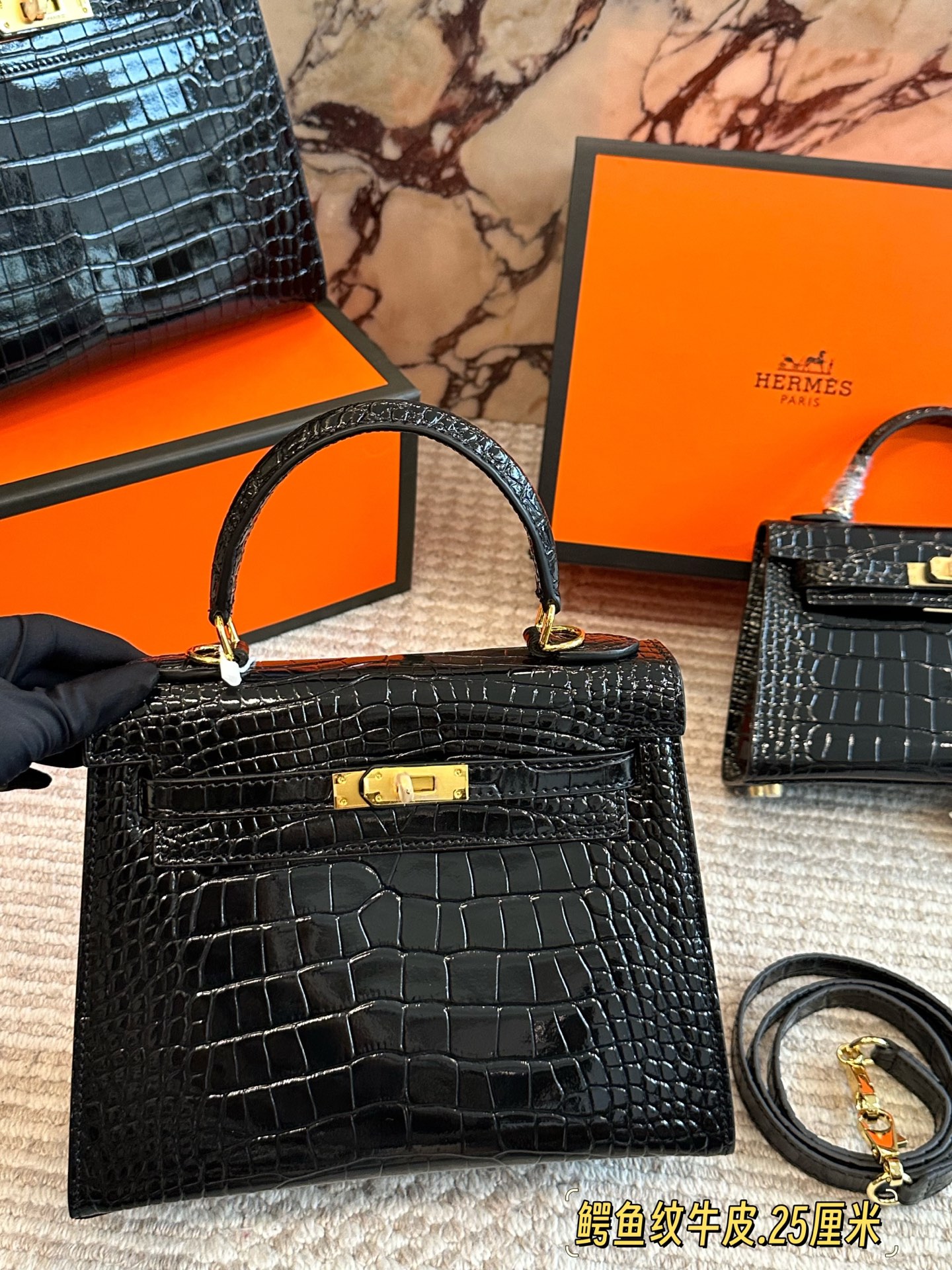 💰280、💰240、💰200 配盒 尺寸：28/25/20cm H家 爱马仕 kelly 真的太太太太好看 ⚠️鳄鱼纹牛皮 经典 必入款！ 包包特别又质感！