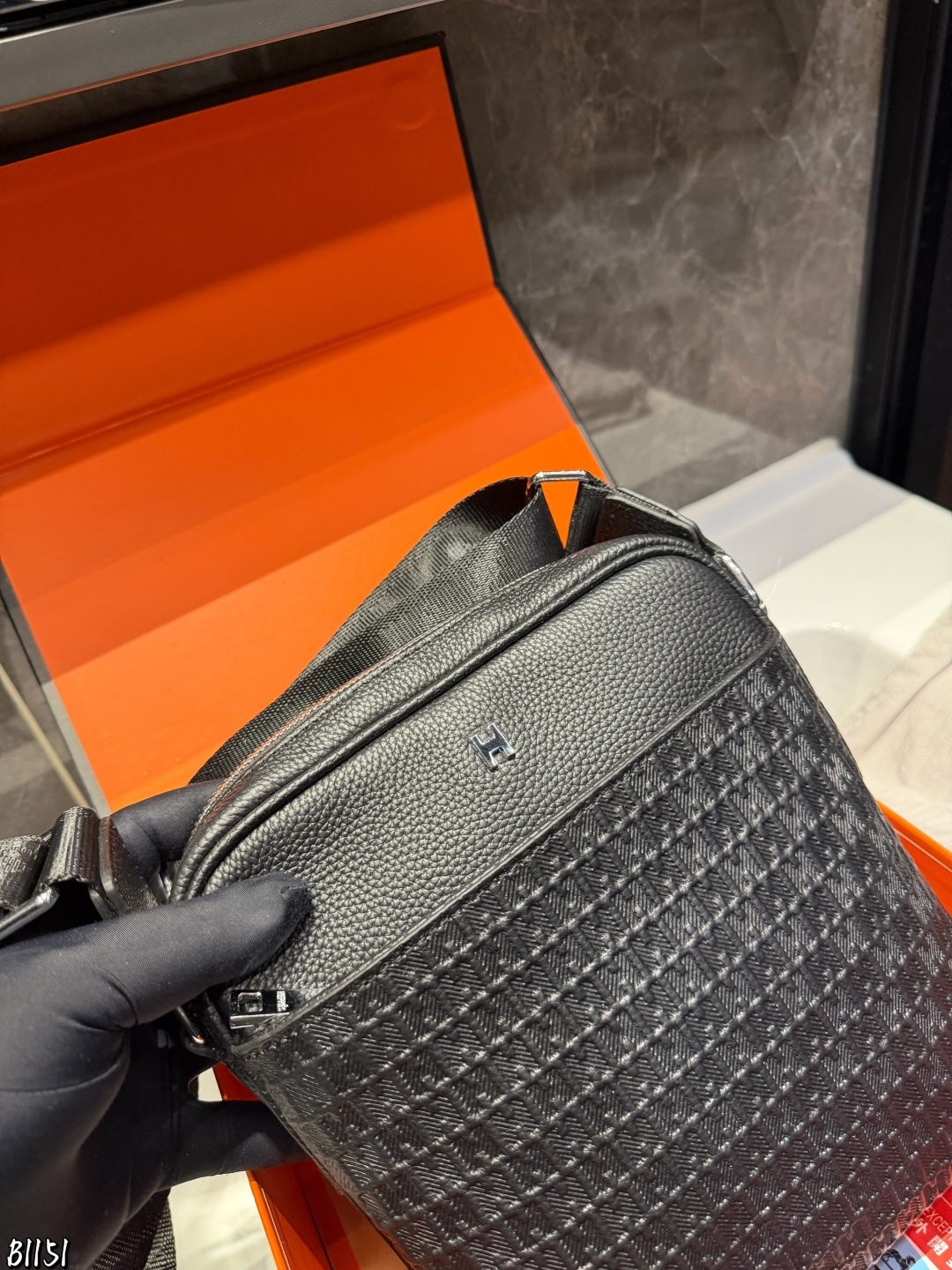 ❤️P145（礼盒包装）❤️ Hermes&bull;爱马仕 新品斜挎包单肩包.全黑光面皮膜包身、金属logo加持上身潮酷十足非常适合出门不怎么带东西但要带点东西的人多功能收纳分区设计，各区各司其职前袋装耳机、钥匙，侧袋装雨伞/水壶、主袋装充电宝，内置加绒里衬，Switch等电子产品稳稳当当，隐藏拉链袋内置卡槽位置身份证等卡件不怕丟尺寸：20*5*23cm