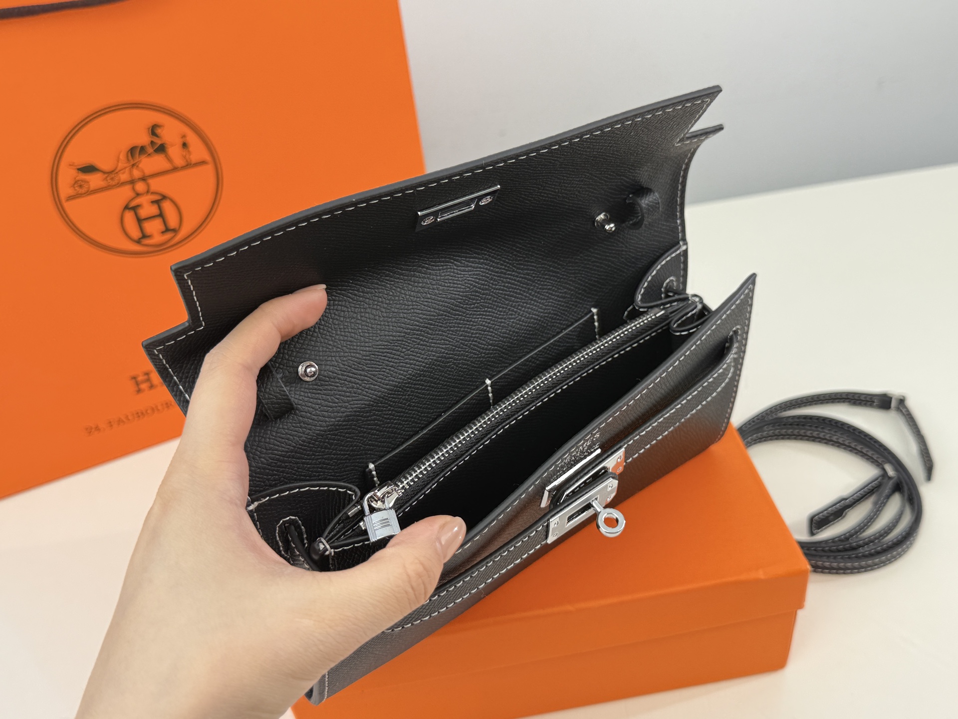 （配礼盒⚠️）p160 爱马仕 woc单肩包.也能这么温油woc Ado woc Ado 在Kelly包的基础上，增加了一条长肩带.Ado其实是复刻96年爱马仕推出的双肩包，整体设计 还是蛮可爱的，温温柔柔的带点学院风，风格比较年 轻。Kylie Jenner的女儿 Stormi就有一只 Ado， 小女生背起来也毫无违和感！超级实用 尺寸：21*3*13cm