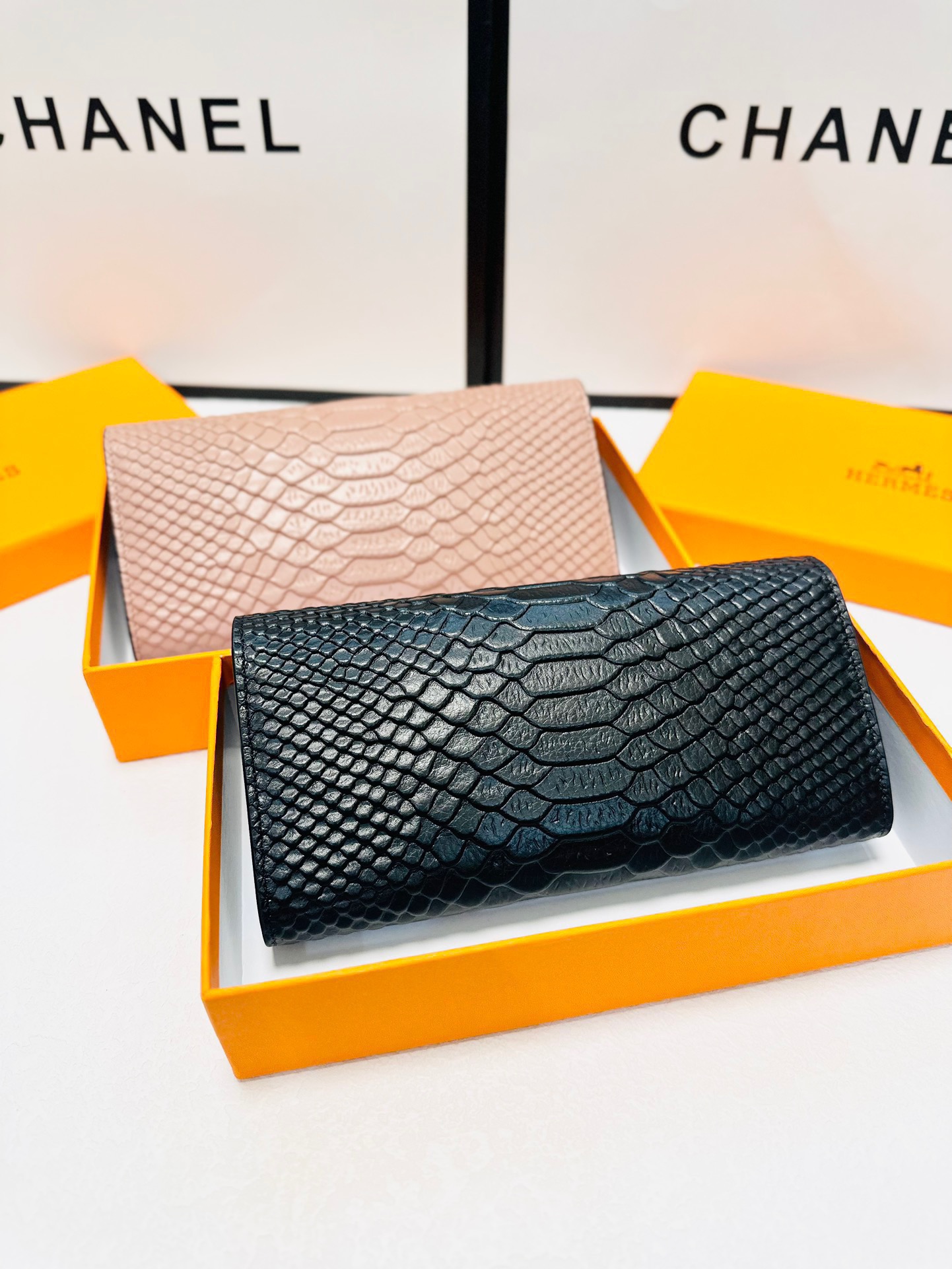 P95🎀🎀颜色 黑 粉🎀尺寸 19x10🎀爱马仕优质进口牛皮🐂 手感一流👏时尚设计💋潮版百搭，简约大方，经典永不过时💍