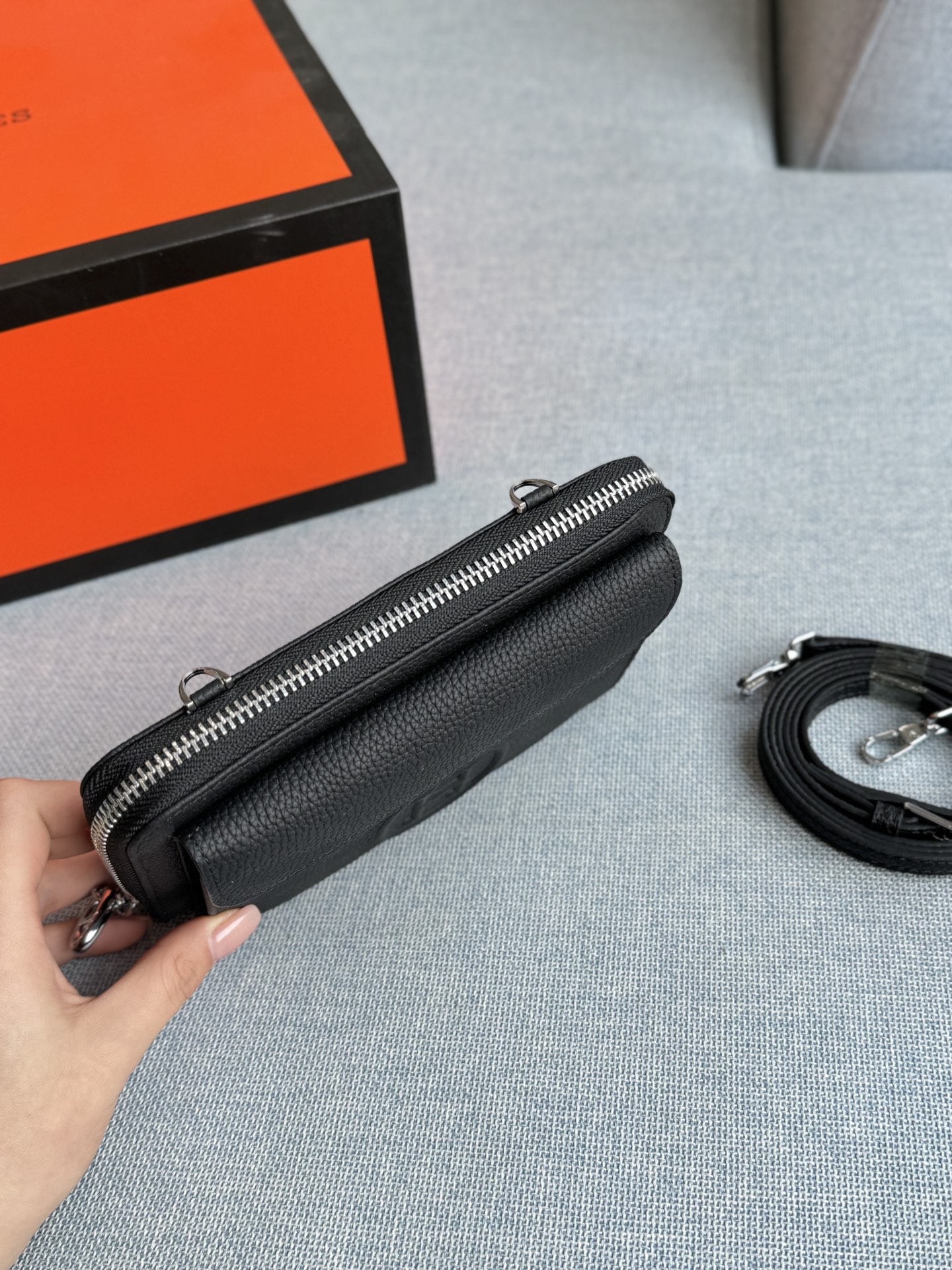 💰135 全套礼盒 size：18&times;11 HERMES爱马仕 小方包 单肩包 黑色牛皮质感超好，日常通勤、约会都合适。 字母元素设计有点小心机，百搭不挑人。 出门随手一拿往身上 一背，优雅感随之即来！