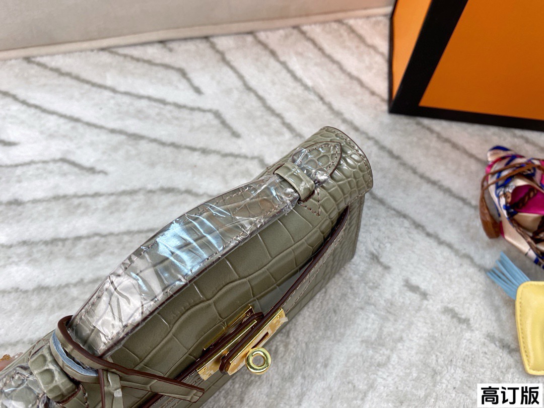p200 全套包装🎁（高订版） Hermes爱马仕一代石头纹mini kelly 扑面而来的贵气 富家千金即视感 亮面的光泽感真的非常吸睛啊，搭配金扣显的更富贵了 气场全开!尺寸：21*14(配小马 丝巾)