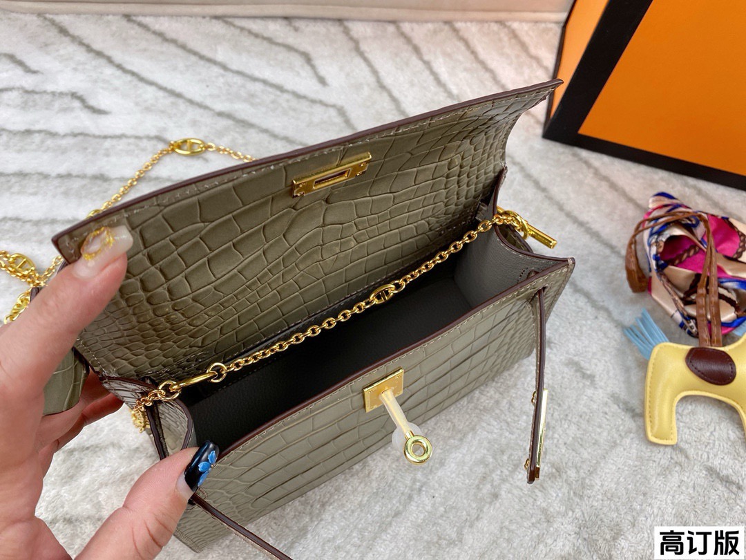 p200 全套包装🎁（高订版） Hermes爱马仕一代石头纹mini kelly 扑面而来的贵气 富家千金即视感 亮面的光泽感真的非常吸睛啊，搭配金扣显的更富贵了 气场全开!尺寸：21*14(配小马 丝巾)